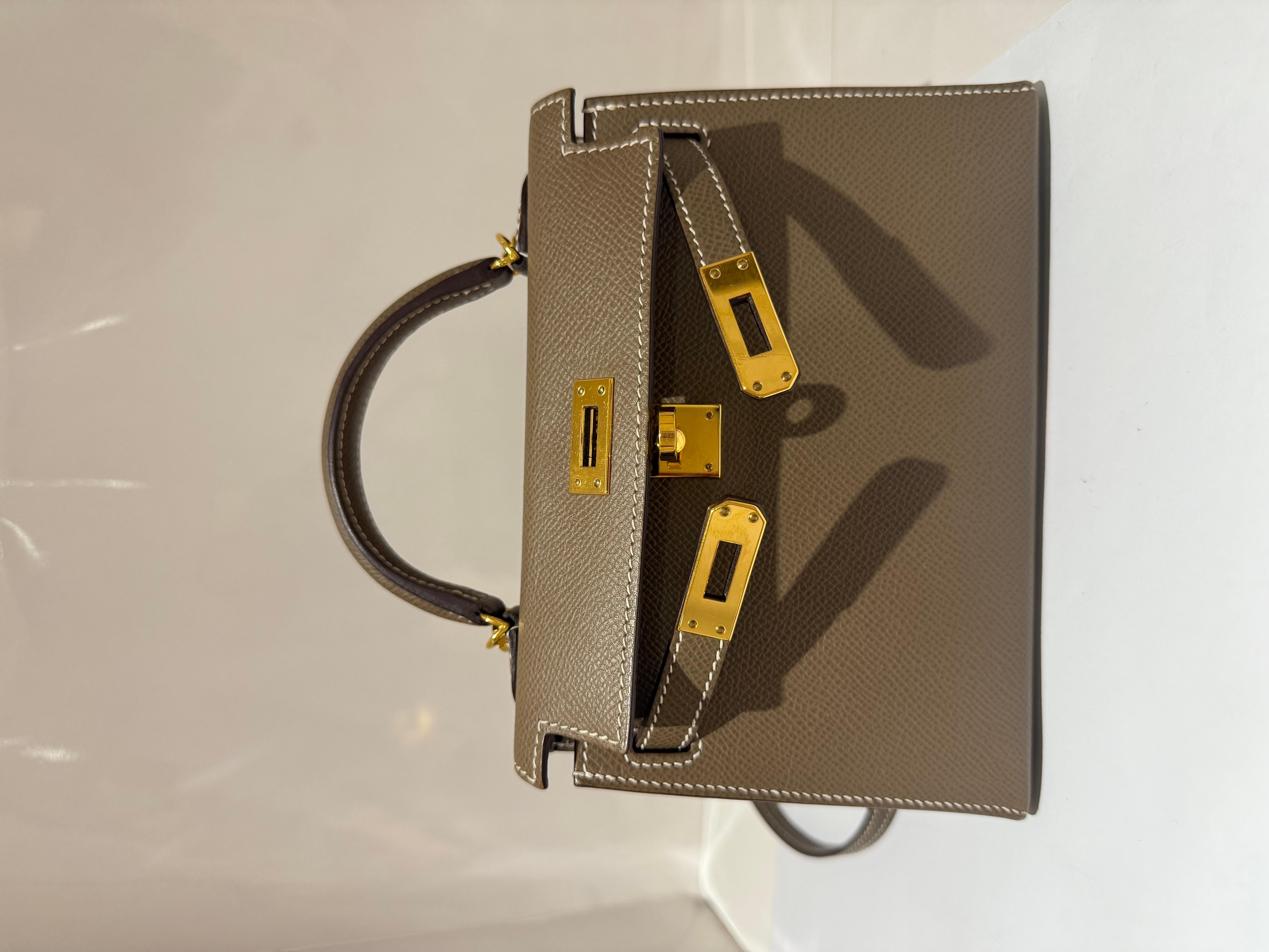 Hermes Mini Kelly Etoupe epsom mit Goldbeschlägen im Angebot 2