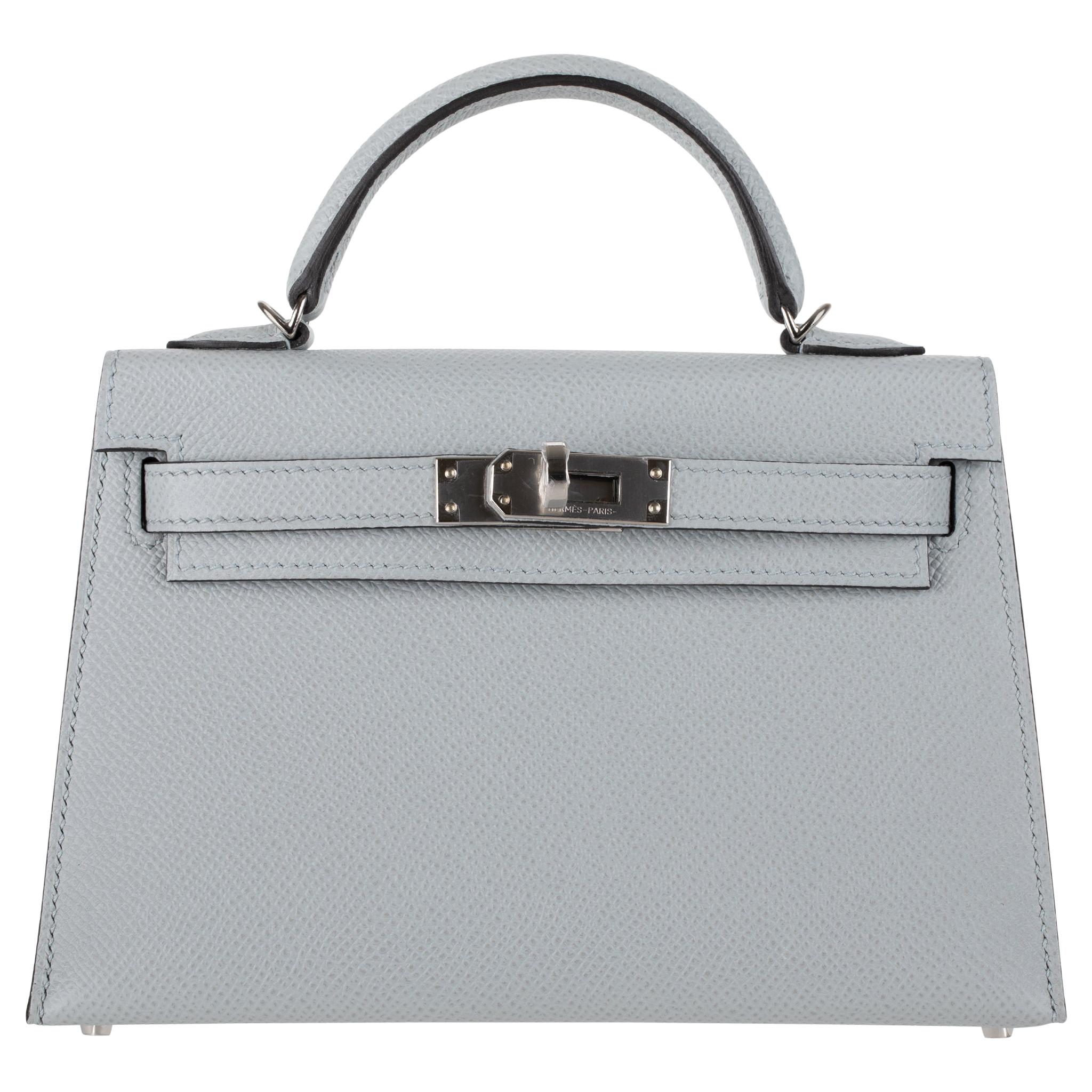 Marke: Hermès 
Stil: Kelly
Größe: Mini II
Farbe: Blau Glacier Exterieur & Blau Pale Interieur
Leder: Epsom
Hardware: Palladium
Stempel: 2021 Z

Zustand: Tadellos, nie getragen: Der Artikel wurde nie getragen und ist in einwandfreiem Zustand komplett