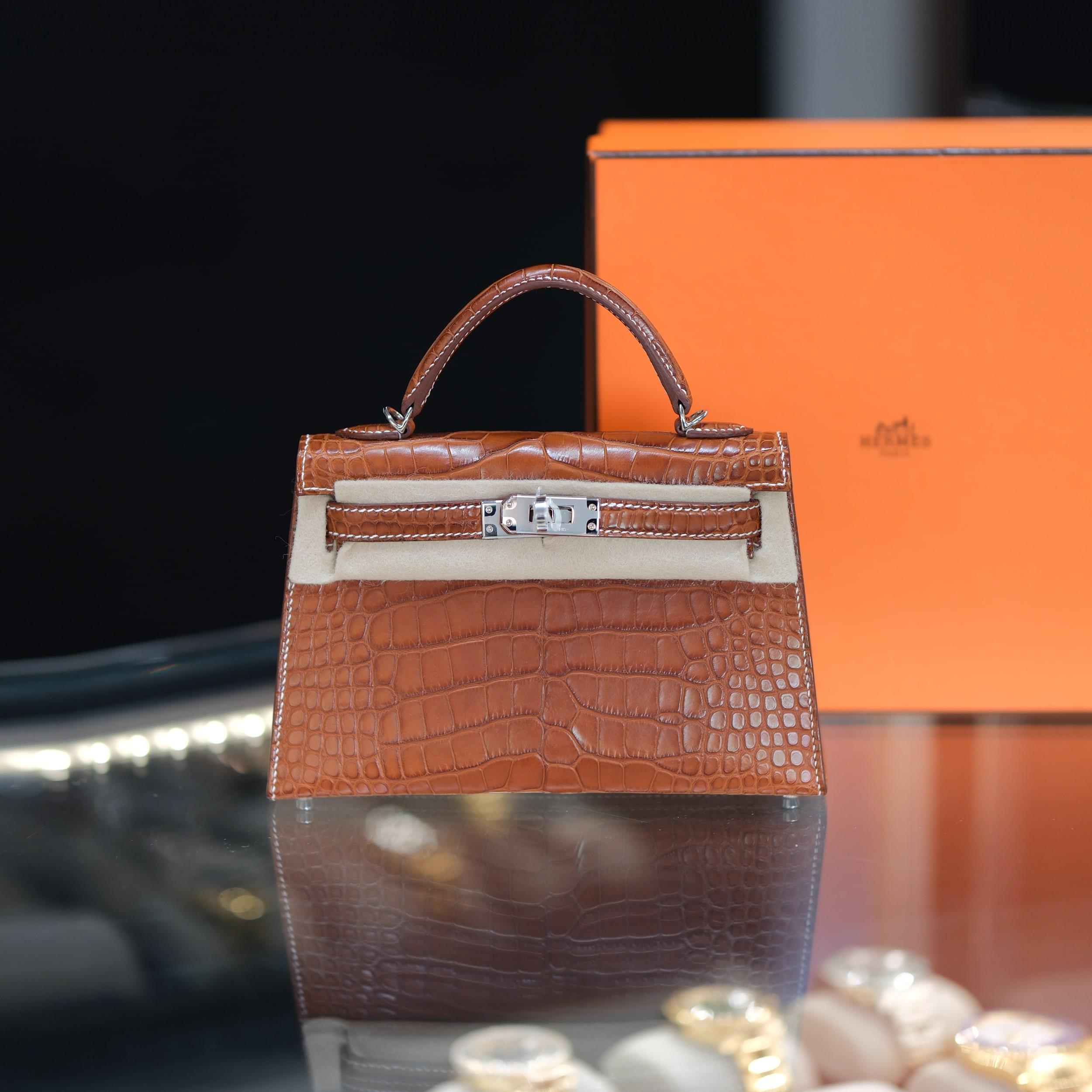 Marque : Hermès

Modèle : Mini Kelly

Taille : 20 cm

Couleur : Fauve

Matière : Cuir d'alligator mat

Quincaillerie : Quincaillerie Palladium (PHW)

Année : 2025

Livré avec : Ensemble complet, comprenant le sac à poussière, la boîte et les cartes