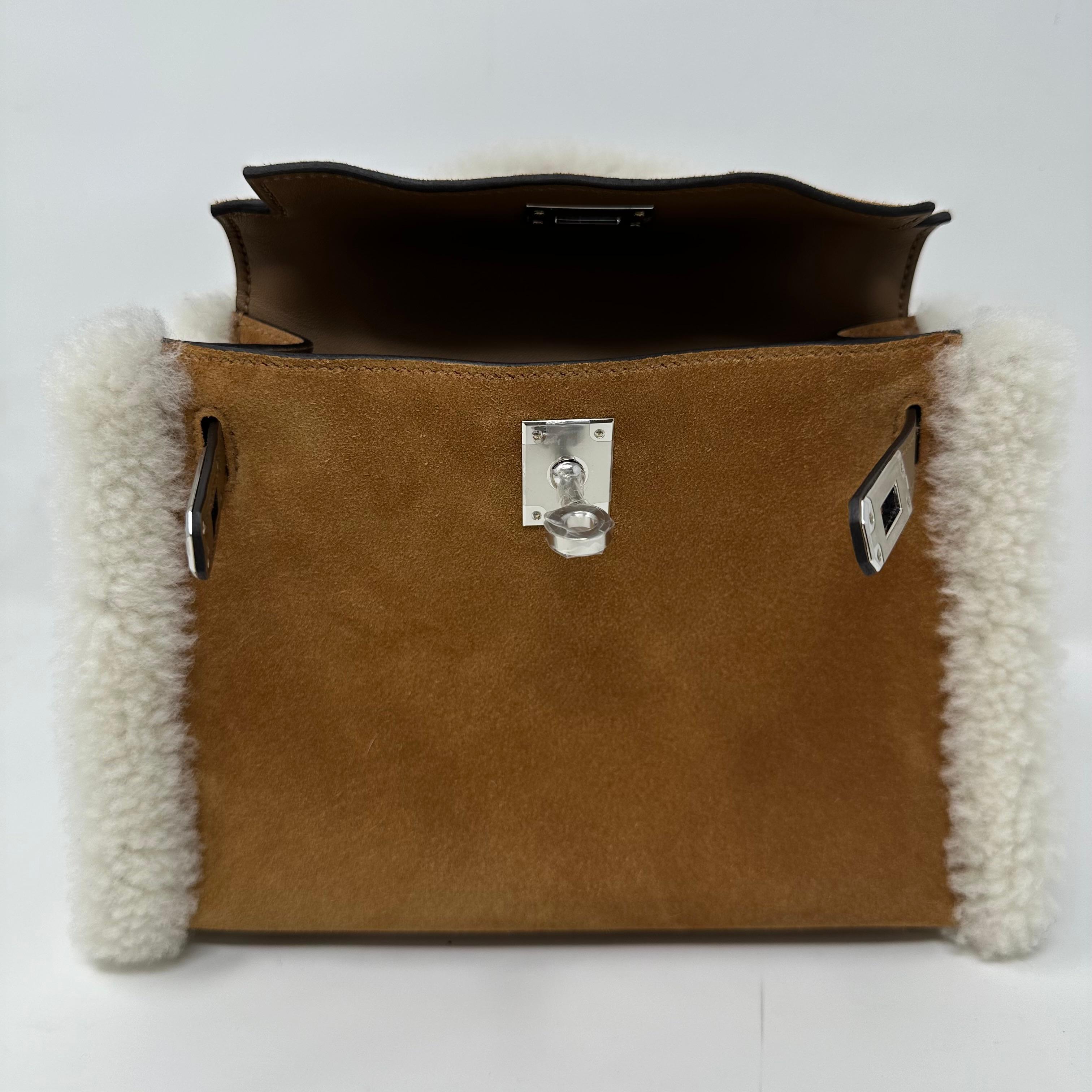 HERMES Mini sac Kelly Plush Chamois Grizzly Suede & Merino Shearling PHW en vente 1