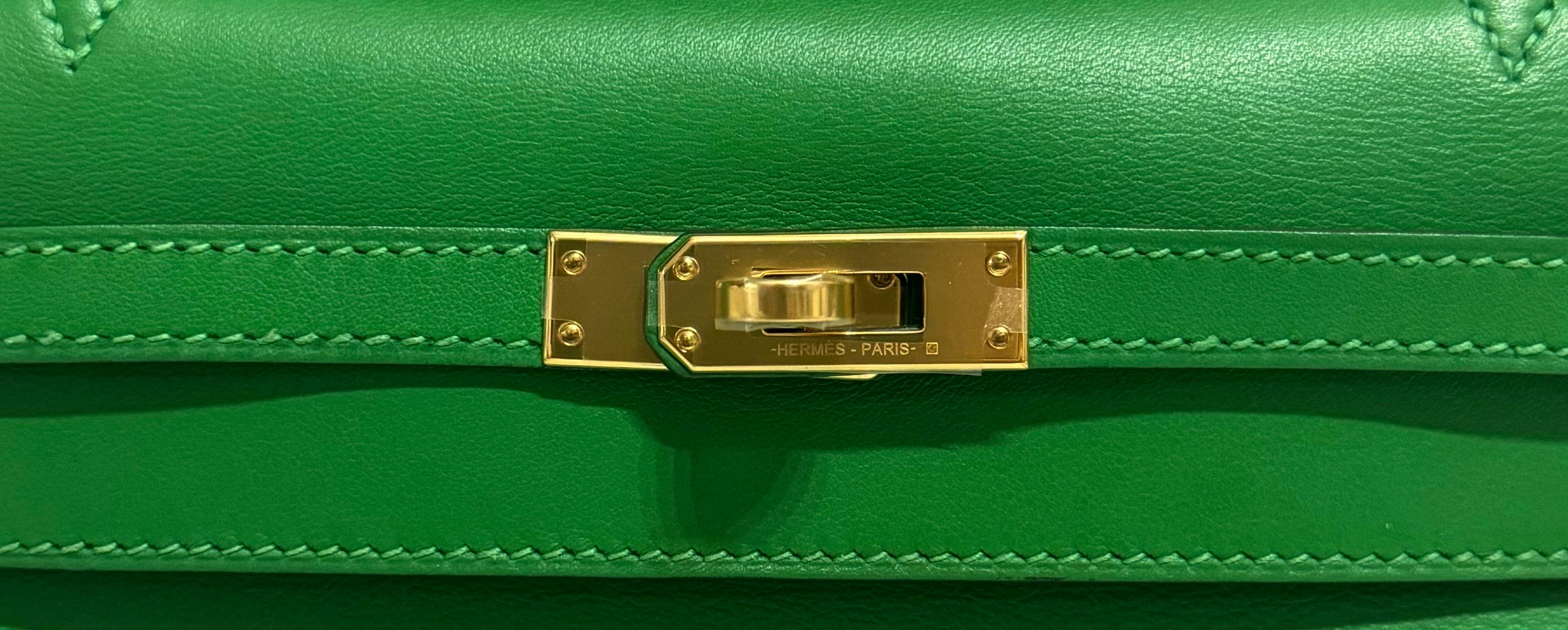 Ultra Rare and Hardest to get Hermes Mini Kelly Pochette Bamboo Swift Leather Complimented by Gold Hardware.  Pristine Worn 1 Mal Kunststoff auf alle Hardware. Y Stempel 2020. Von Collectors closet. 

Bitte beachten Sie, dass dieser Artikel nicht