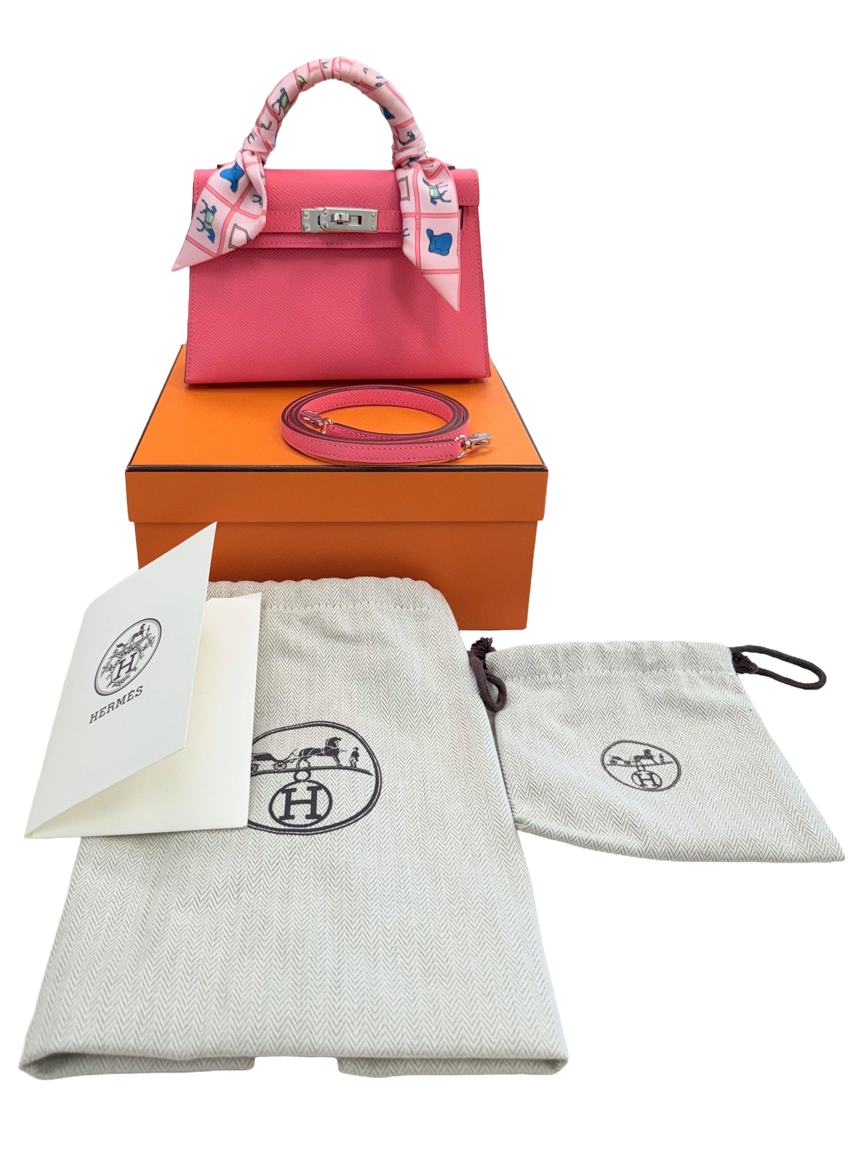 Eleva la tua collezione di accessori con questa squisita Mini Kelly di Hermès nella sorprendente tonalità Rose Azalée. Realizzata in lussuosa pelle di Epsom, questa icona compatta offre eleganza e funzionalità. Le sue linee pulite, la Silhouette