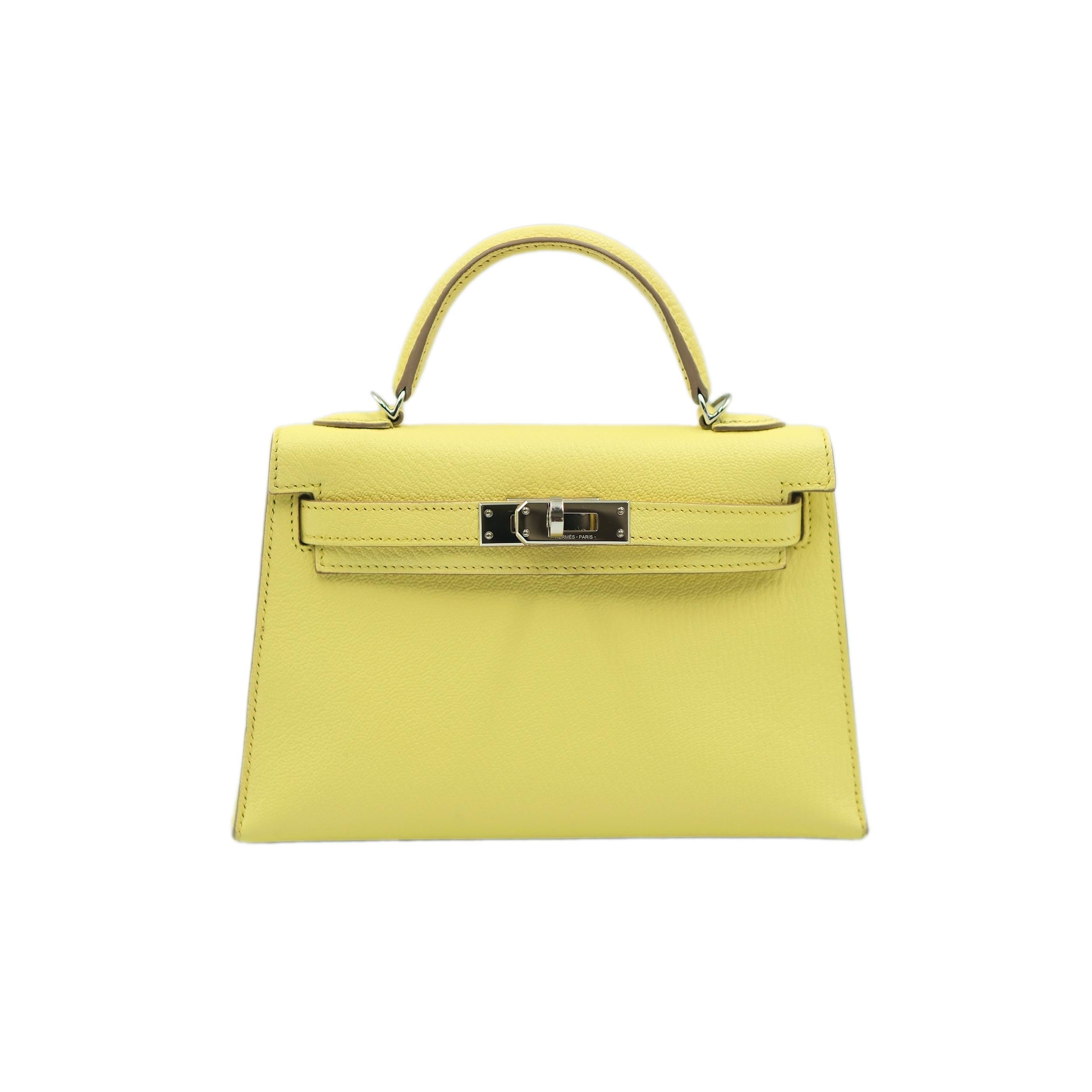 Un magnifique Mini Kelly Sellier 20 d'Hermès en cuir Chevre Limoncello radieux, avec des accessoires en palladium raffinés.

Le Mini Kelly est l'un des designs les plus recherchés de l'univers Hermès, aimé pour ses proportions chics et son élégance