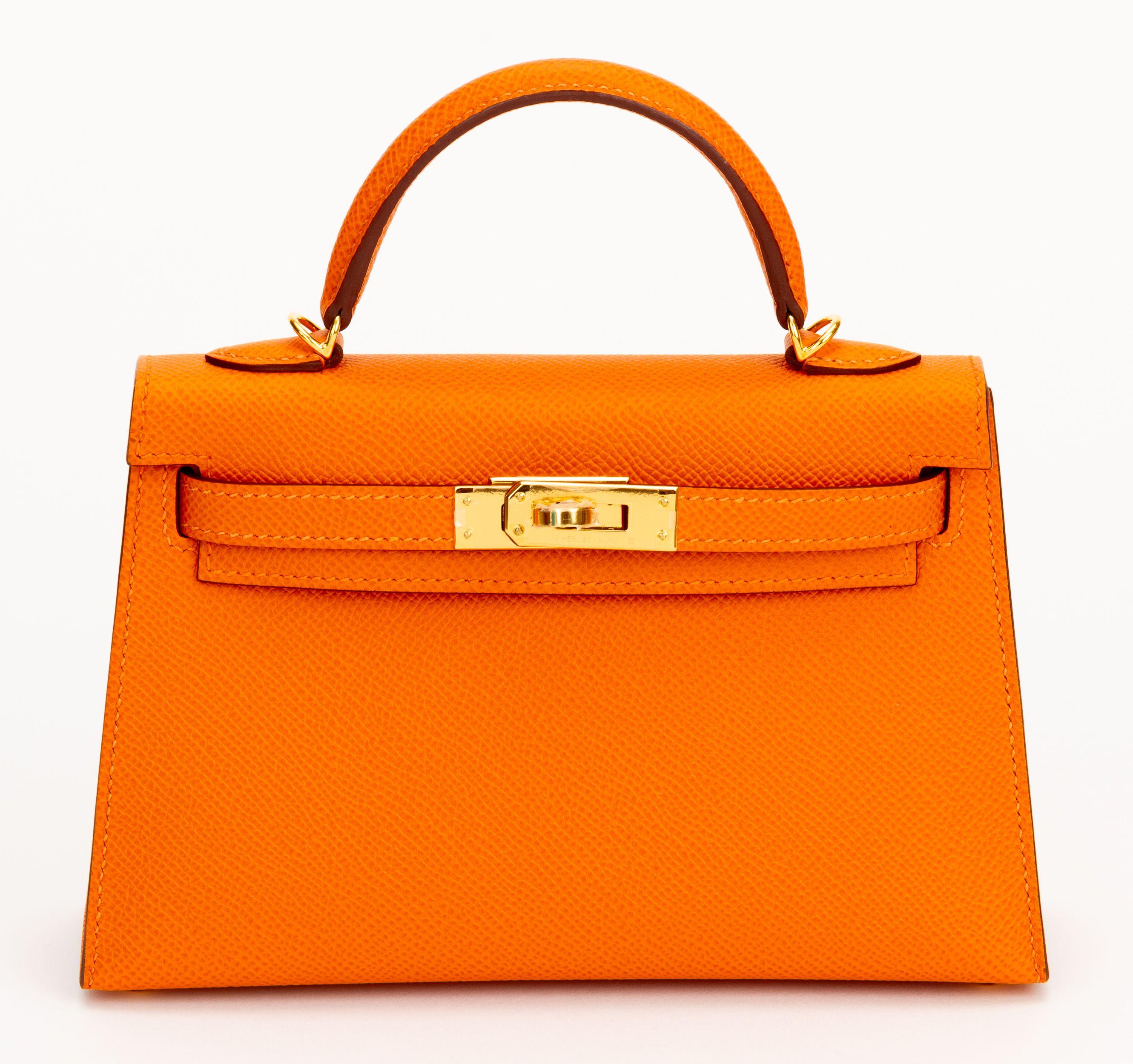 Este es un auténtico HERMES epsom Mini Kelly Sellier 20 en color naranja. Este raro e icónico mini bolso Kelly está finamente confeccionado en piel naranja brillante con características Kelly clásicas, incluida la icónica forma estructurada