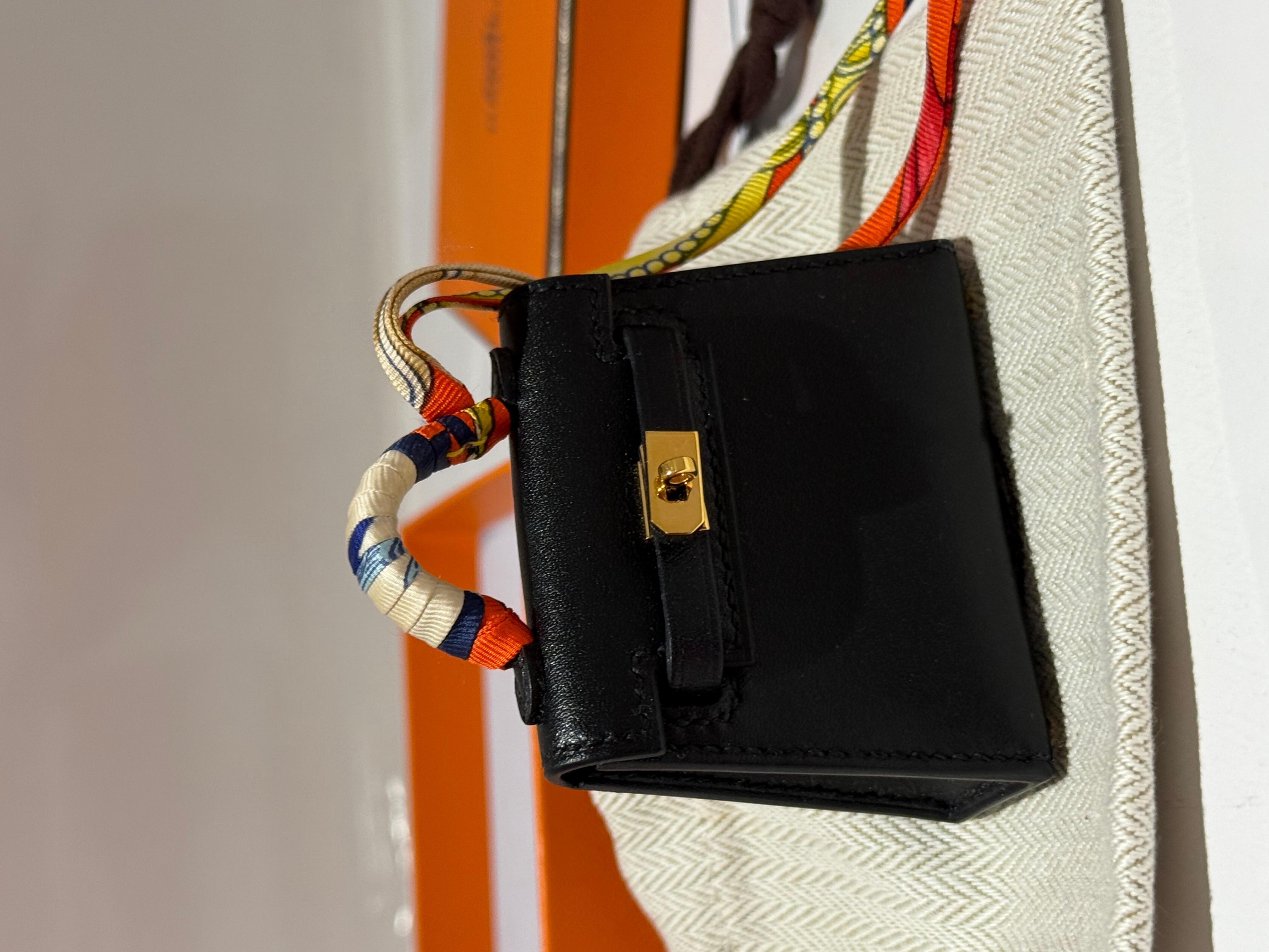 da uomo o donna Hermes Mini Kelly Twilly Bag Charm Black with gold hardware in vendita