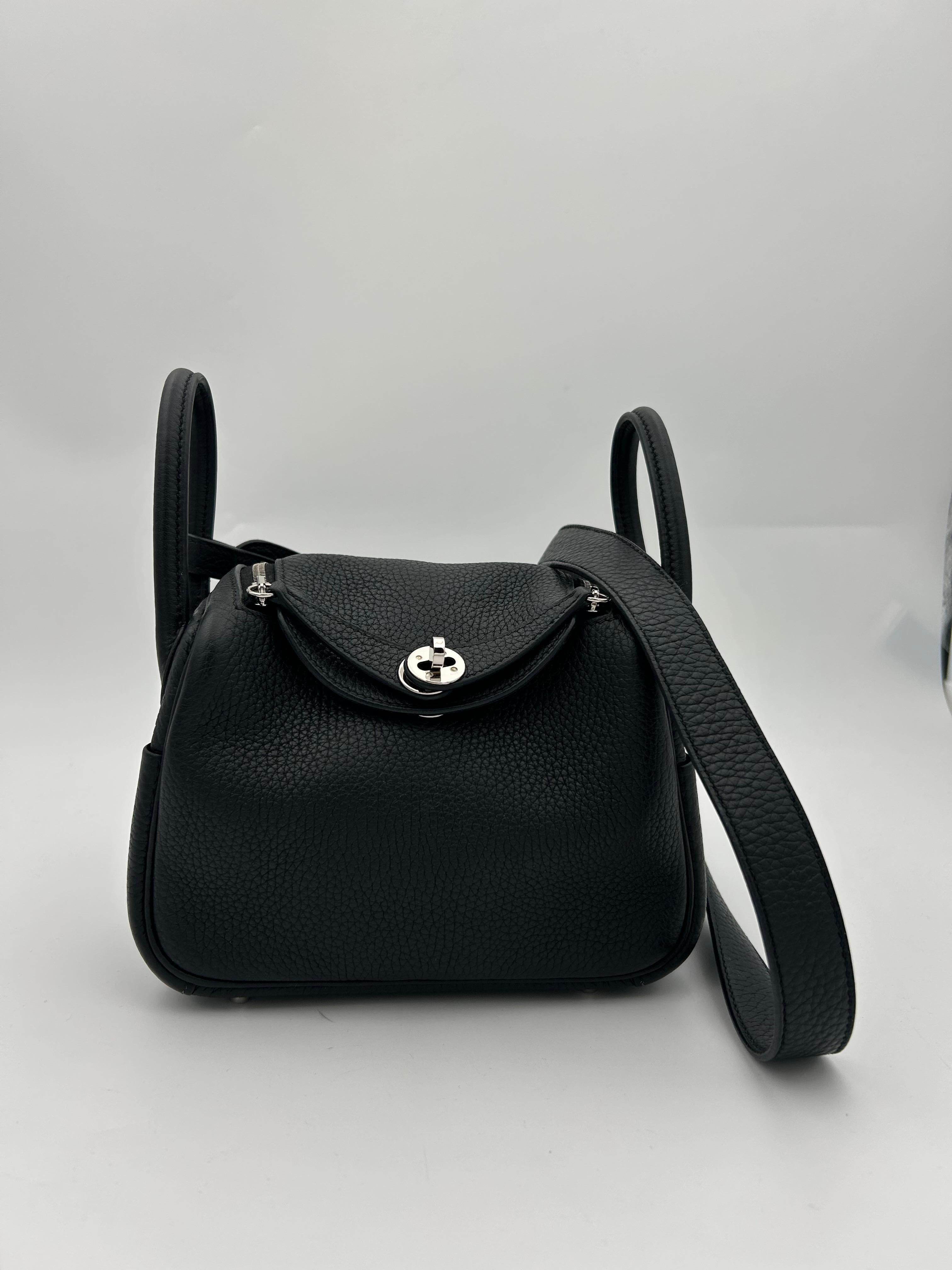 Hermès Mini Lindy 17 Black Leather Togo. Beautiful mini Lindy bag in black togo leather and palladium silver hardware, 4 sides pockets, 2 on the inside, 2 on the outside. In good condition overall, please note this item is in good condition with