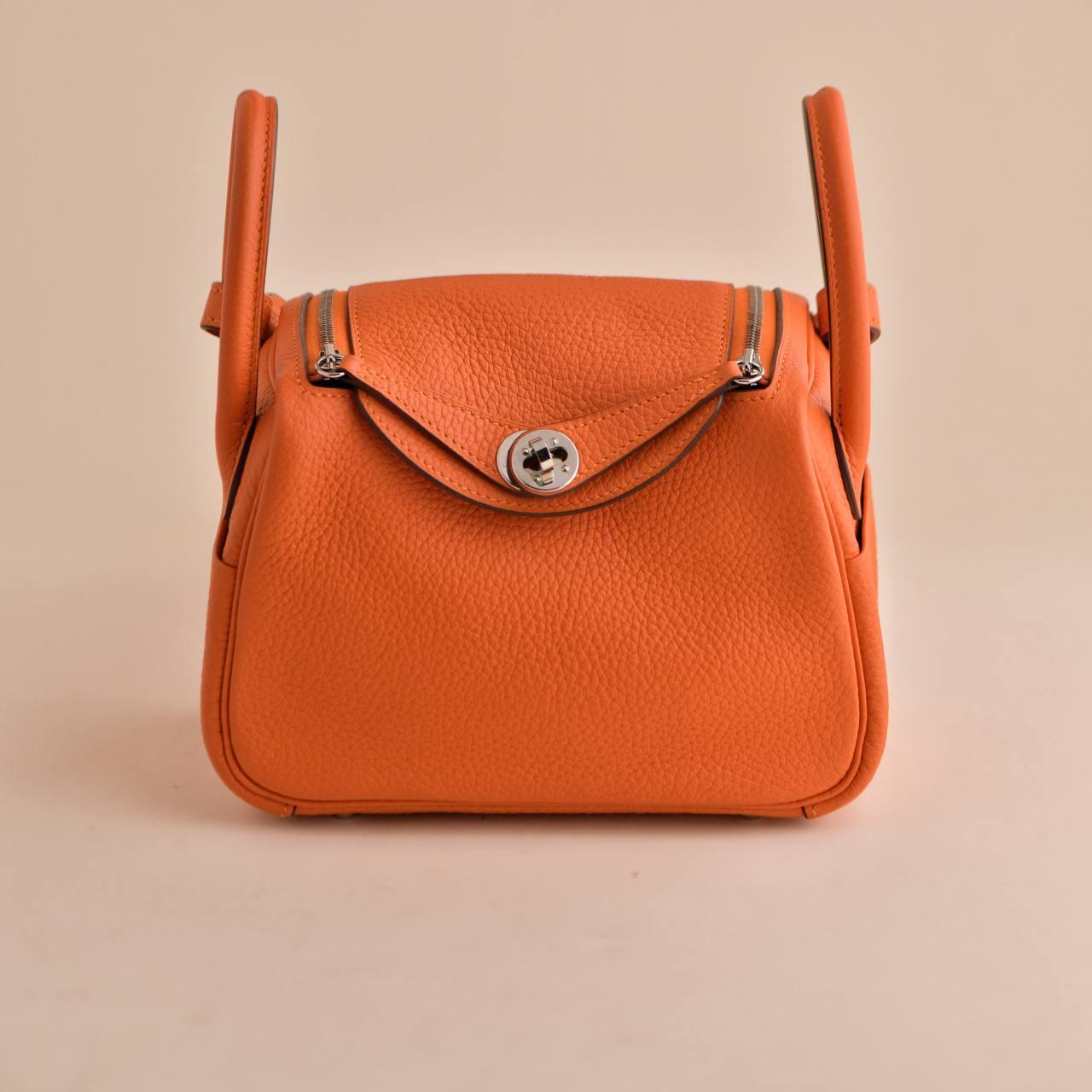 Women's or Men's Hermès Mini Lindy 20 Orange Clemence Leather Palladium Hardware For Sale