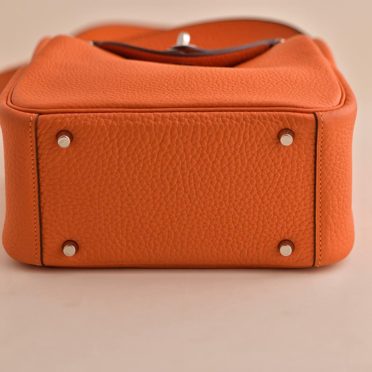 Women's or Men's Hermès Mini Lindy 20 Orange Clemence Leather Palladium Hardware For Sale