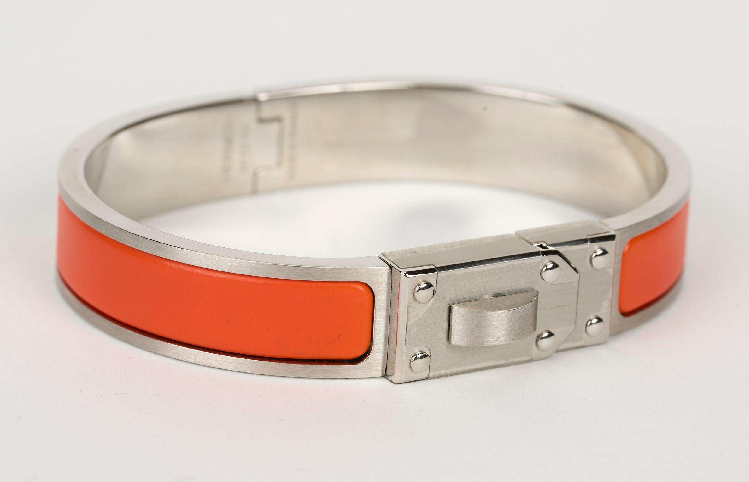 Hermès Mini-Clic-Kelly-Armband aus satiniertem Palladium und orangefarbenem Lack. Plastik auf Hardware und ausgezeichneter Zustand. Durchmesser 6,9
