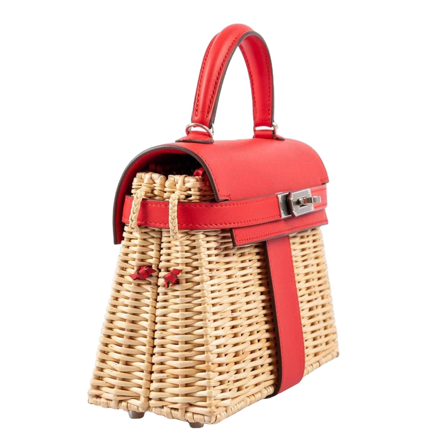 Questa Mini Picnic Kelly di Hermes, realizzata nel 2020, è una deliziosa fusione di artigianato tradizionale e design stravagante. Questa squisita borsa combina la pelle Rouge de Coeur Swift con il vimini naturale Osier, creando un accessorio