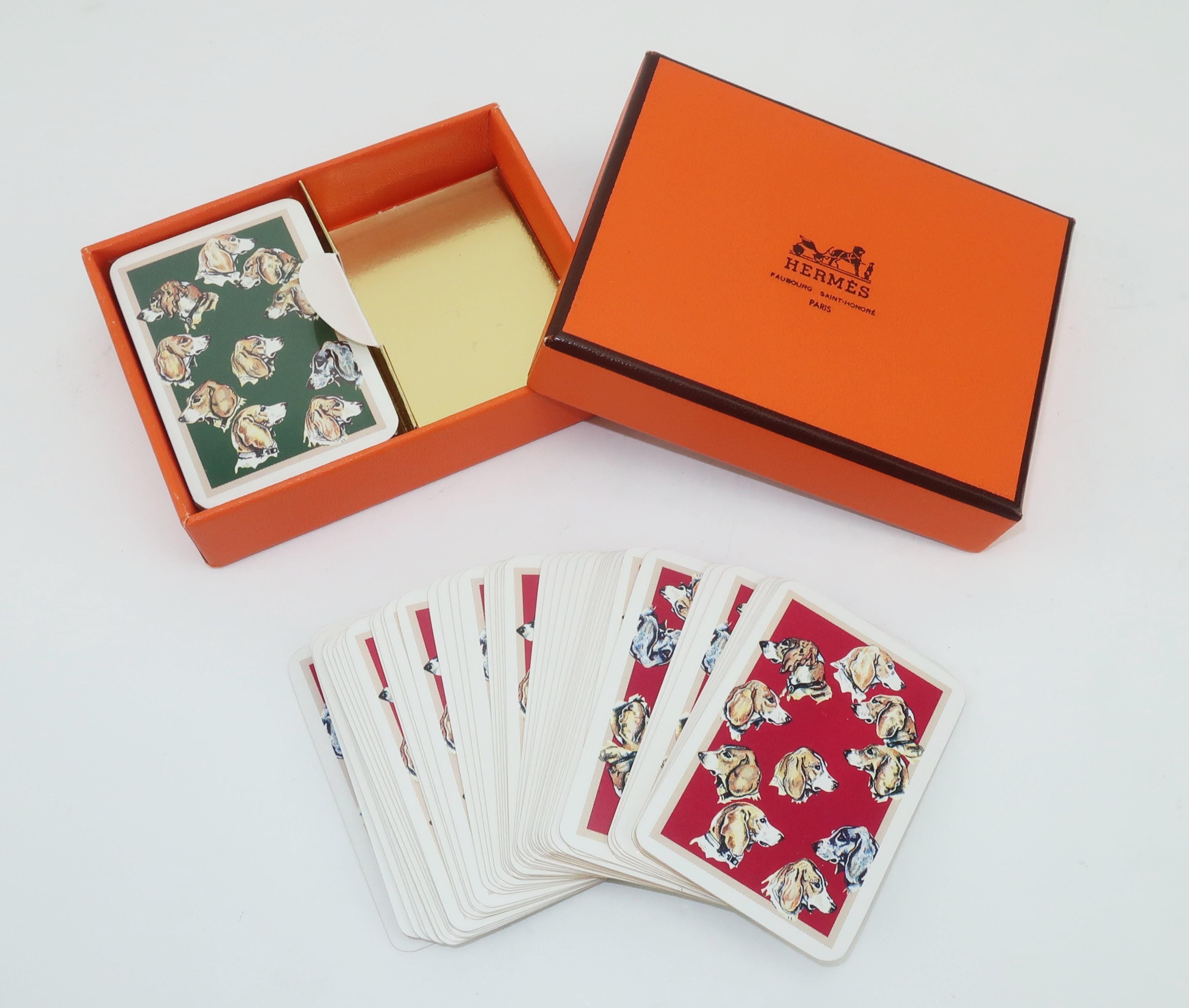 Doppelter Satz Hermès-Mini-Spielkarten mit einem Jagdhund-Motiv in Grün und Rot.  Eine ikonische orangefarbene Aufbewahrungsbox von Hermès ist im Lieferumfang enthalten.  Perfekt für Reisende. 
ZUSTAND
Insgesamt in gutem Zustand:: wobei ein Deck