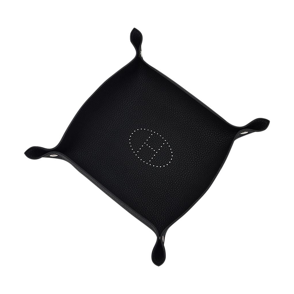 Mightychic te ofrece una bandeja para el cambio Hermes Mises et Relances con perforaciones Evelyn H.
Preciosa confección en piel Clemence negra.
Niquelado clou de selle snaps.
Un bonito accesorio para el escritorio o el dormitorio.
Estampado Hermes