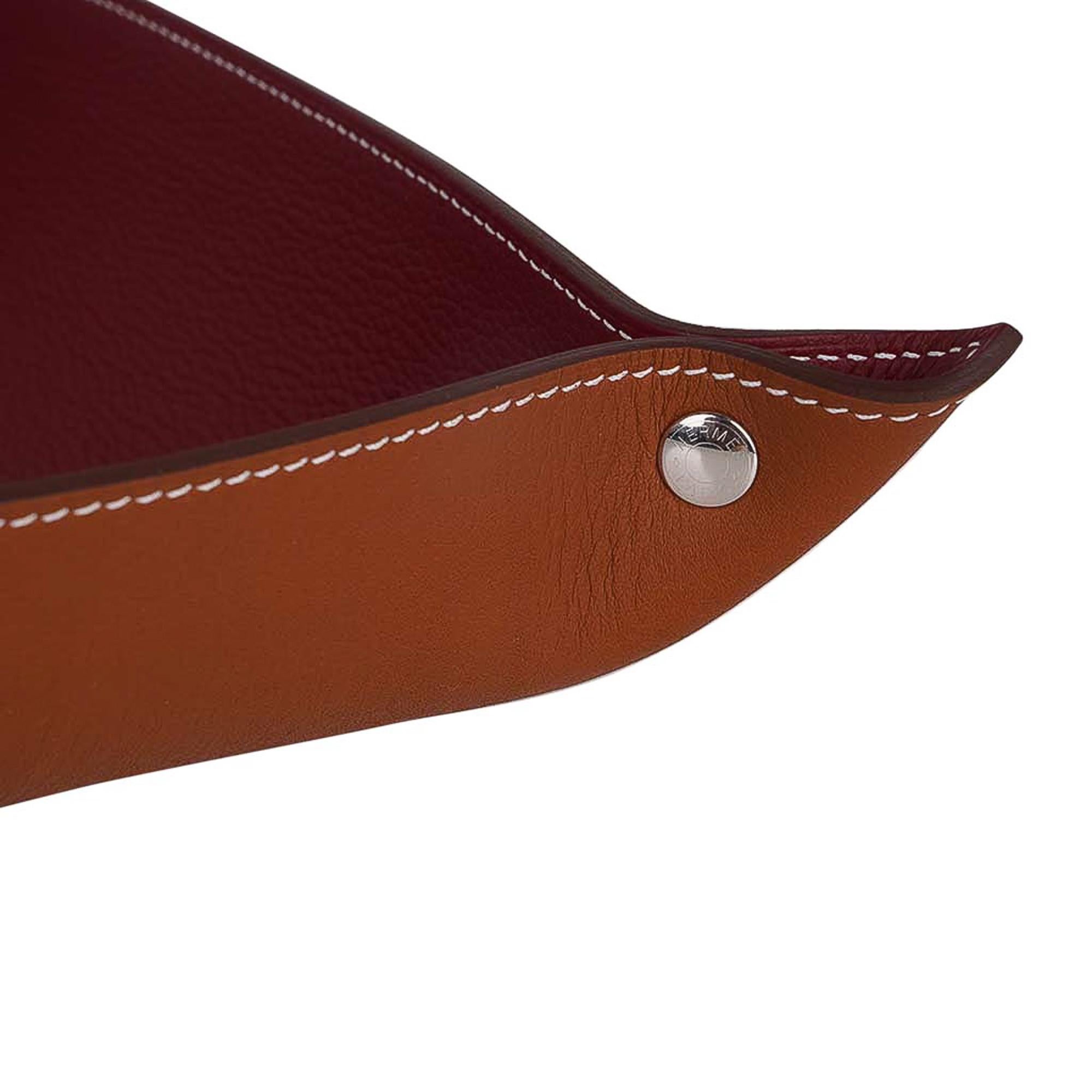 Mightychic offers a guaranteed authentic Hermes For the Desk Mises et Relances bi-color change tray.
Perforated H.
Beautifully crafted rectangular tray featuring Rouge H and Gold.
Palladium clou de selle snaps.
A beautiful desk or bedroom