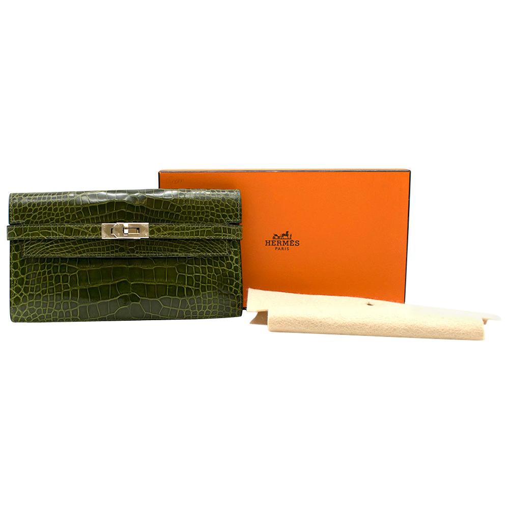 Hermes Alligator Mississippiensis Braise Kelly Classic Wallet

- Age M in a square (Circa 2009) 
-Two compartments, two slip pockets, one zip partition, and twelve card holders.
- Palladium Hardware
- Shiny Alligator
- Vert Veronese green colour
-