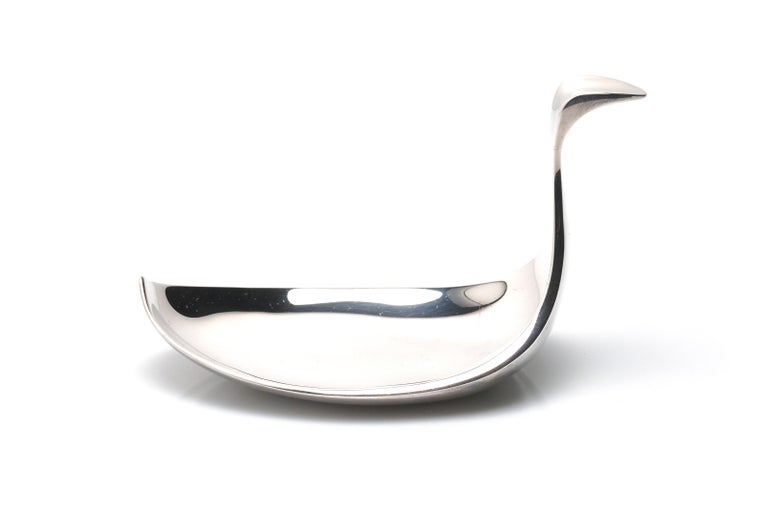 A fine and sleek ashtray by Hermes, in the modernist form of a swan. 

Marked on bottom.

Measures: 5.5
