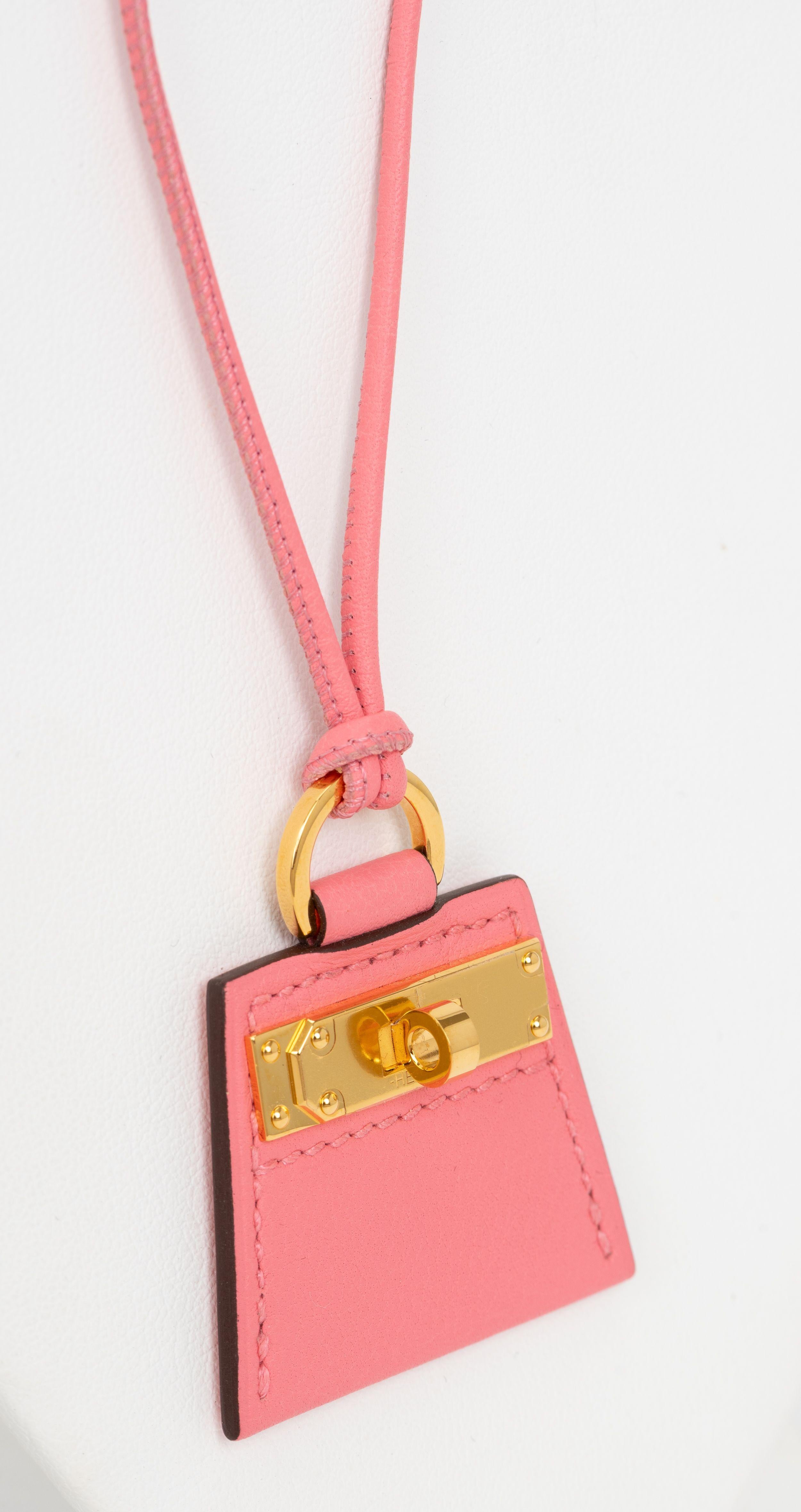 La collana Hermes Swift Monpetitkelly è un pezzo giocoso con un piccolo ciondolo di una borsa Kelly. Pelle rosa azalee e finiture dorate. Ciondolo 1,5