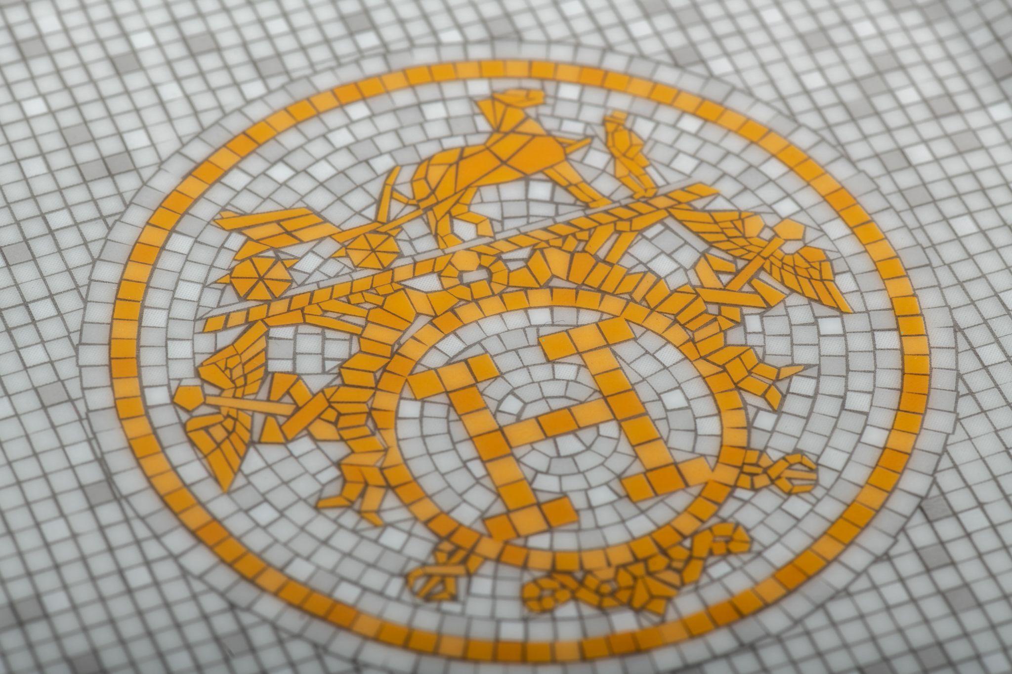 Quadratischer Mosaik-Porzellanteller NIB von Hermès im Zustand „Hervorragend“ im Angebot in West Hollywood, CA