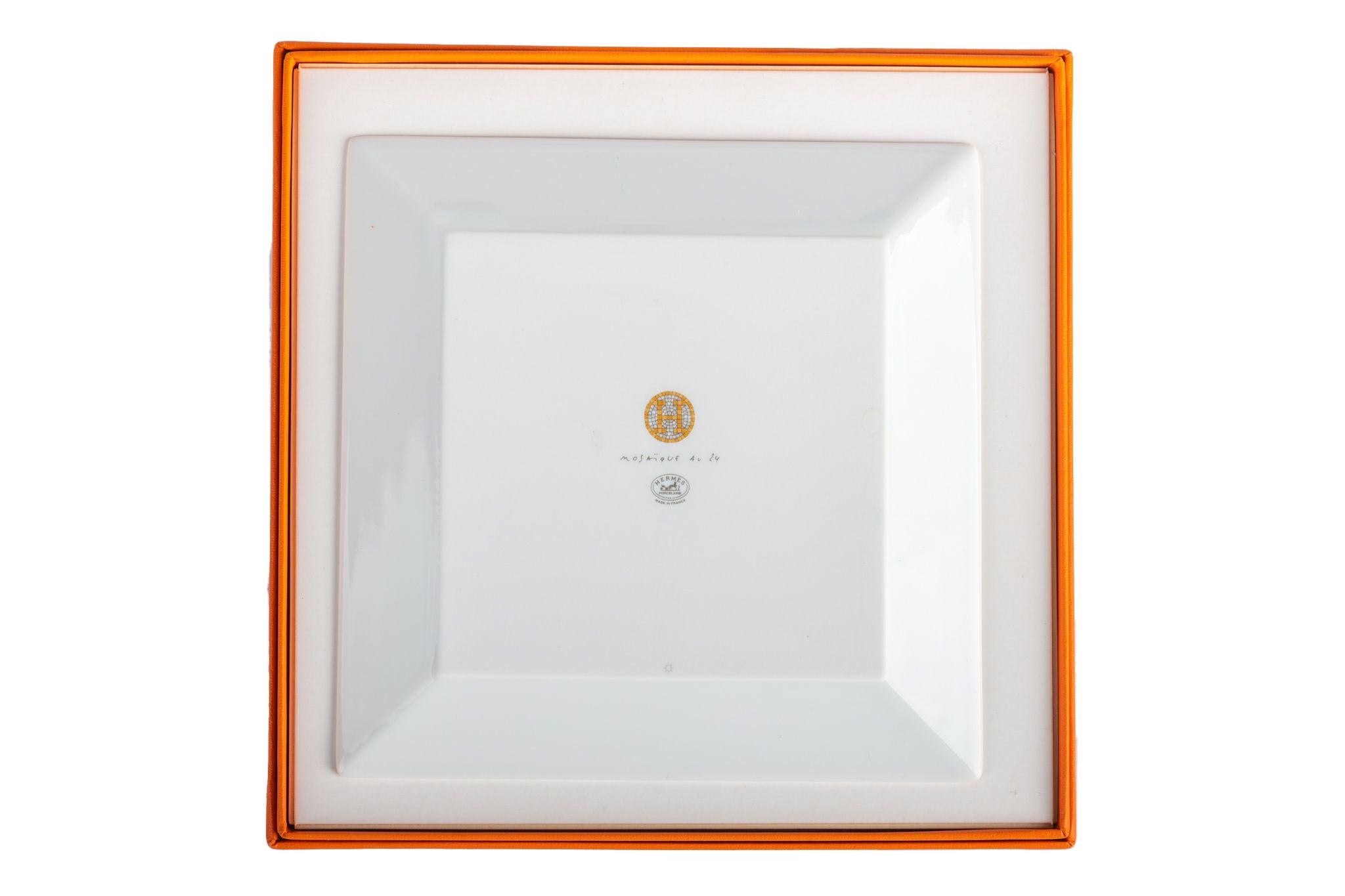 Quadratischer Mosaik-Porzellanteller NIB von Hermès für Damen oder Herren im Angebot