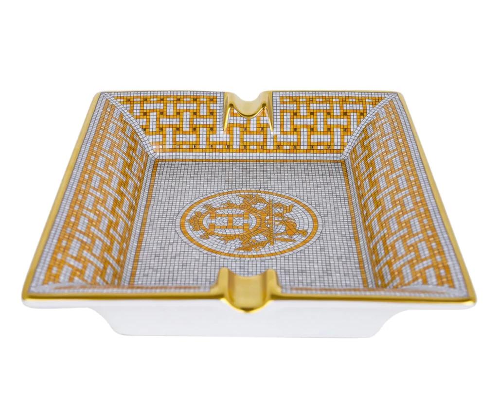 Hermes Mosaique au 24 gold ashtray. Ashtray in porcelain with velvet goatskin base

Made in France
Dimensions: L 19.5 x W 16 cm
