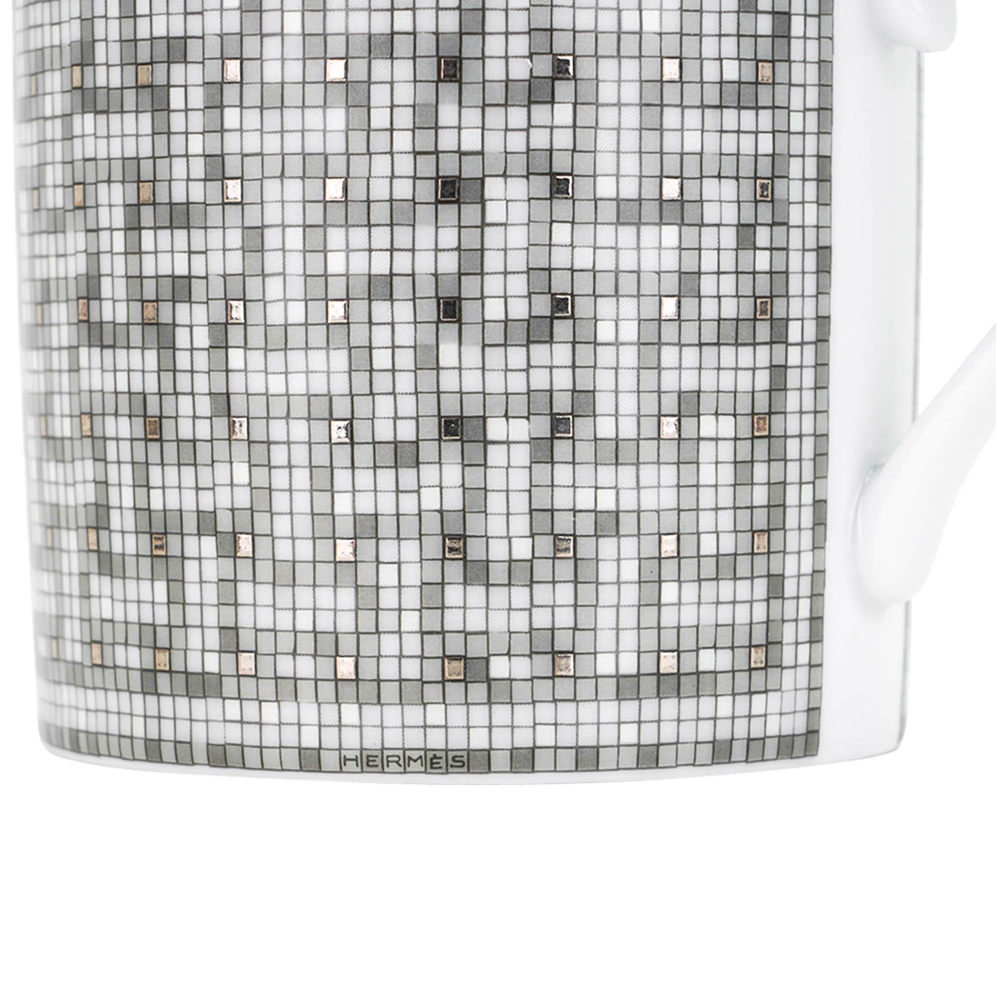 Mightychic offre un set di quattro (4) tazze Hermes Mosaique au 24 Platinum.
I mosaici sono serigrafati e applicati a mano con piastrelle di platino a 24 carati.
Riflette i mosaici art déco che decorano il 24 Faubourg Saint-Honore.
Creato da Benoit