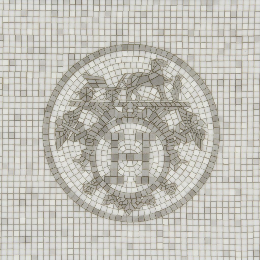 Mightychic offre un set di sei piatti Hermes Mosaique au 24 Platinum. (Se lo desideri, sono disponibili altre informazioni)
Questo meraviglioso piatto da sushi può essere utilizzato anche come piccolo vassoio decorativo.
La porcellana di Limoges con