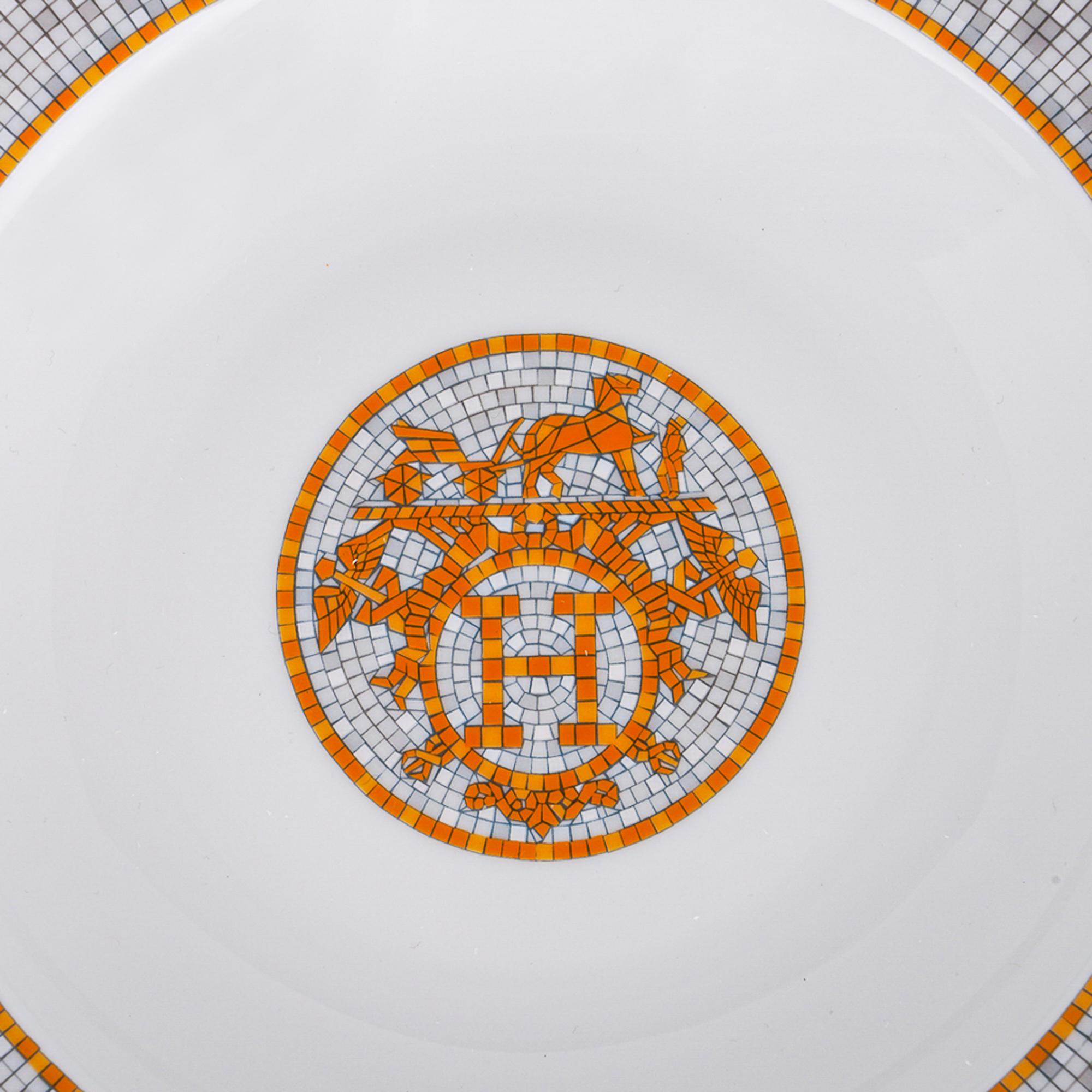 Mightychic bietet einen Hermes Mosaique Au 24 Suppenteller 2er-Set aus Porzellan und Gold an.
Das Mosaikmotiv spiegelt den Mosaikboden im Eingangsbereich des Flagshipstores 24 Faubourg St. Honore in Paris wider.
Für einen eleganten Tisch.
Wunderbar