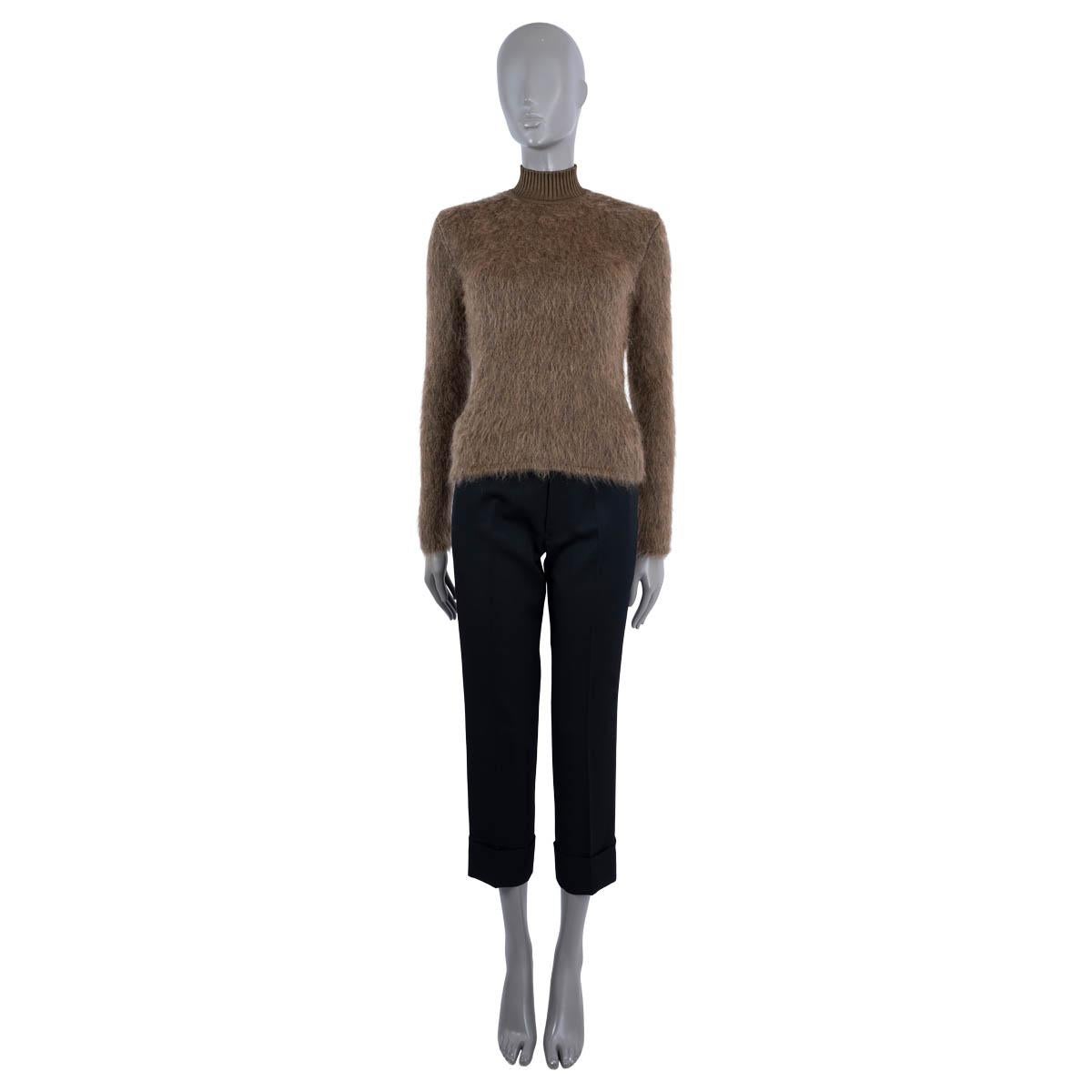 100% authentic Hermès fuzzy sweater in moss green wool (36%), silk (24%), mohair (24%) and cashmere (16%). Features a mock neck in rib-knit silk (with 4% polyamide). Hass been worn and is in excellent condition.

2022 Fall/Winter

Measurements
Tag