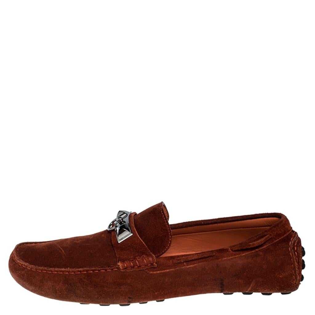 These mud brown Irving loafers are crafted in suede and feature round-toes. A mini buckle in silver-tone is perched on the vamps and the rubber soles make this pair a comfortable pick. With snug leather-lining on the insoles, this everyday style