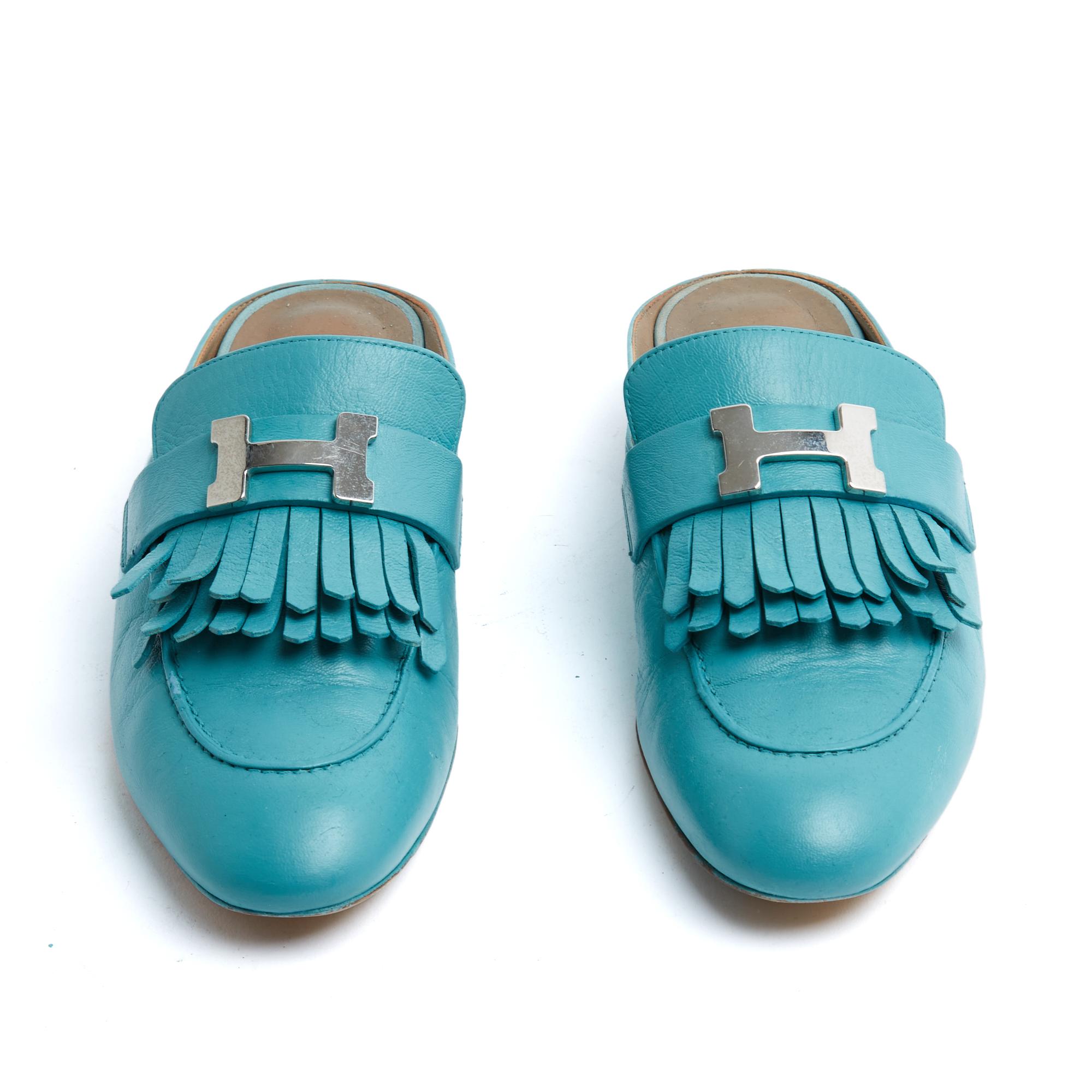 Sandales mules plates Rivoli d'Hermès en cuir bleu et métal argenté, avec semelles intérieures et doublure en cuir. Taille EU36.5, UK4 et US6, semelle intérieure de 23,4 cm. Les mules ont été portées mais ont été bien entretenues et sont très jolies