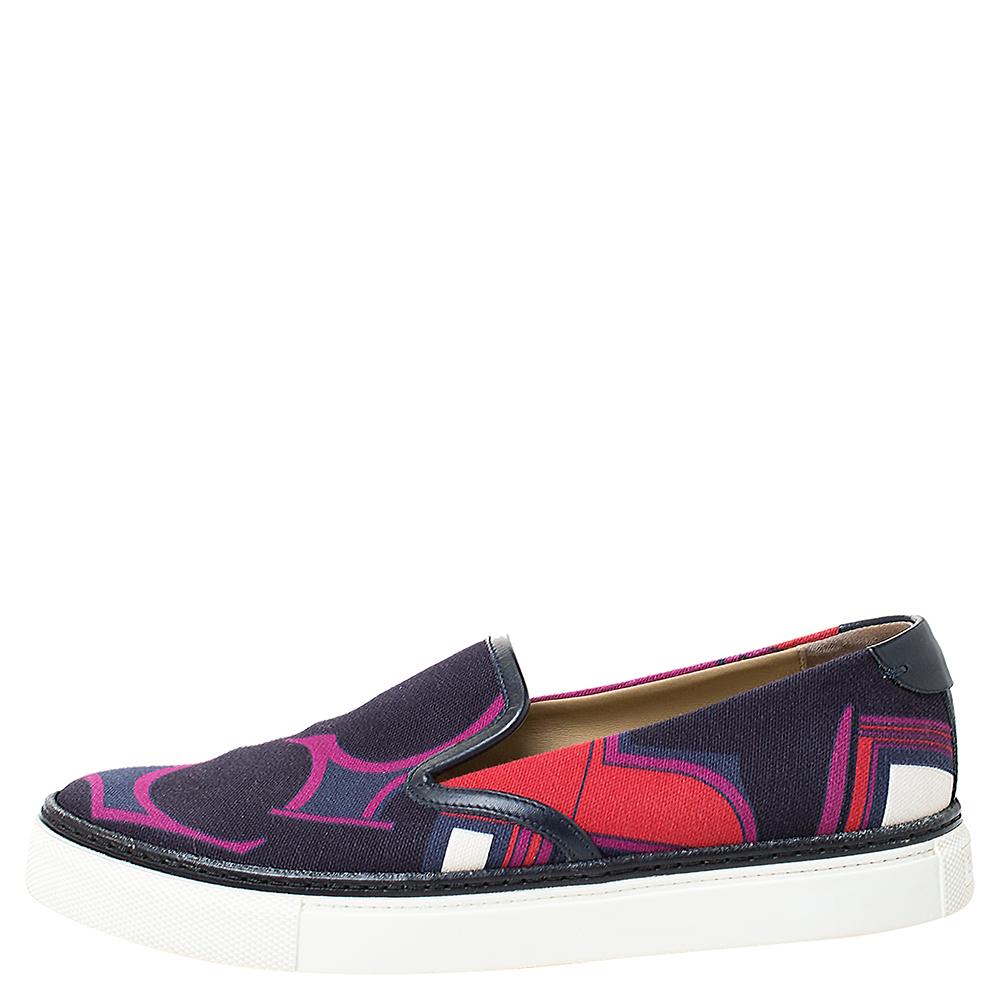 These sneakers from the house of Hermes are a fine blend of comfort and class. These sneakers are crafted from multicolored canvas. They feature a simple, slip-on silhouette and an abstract print all over. These sneakers are finished with leather