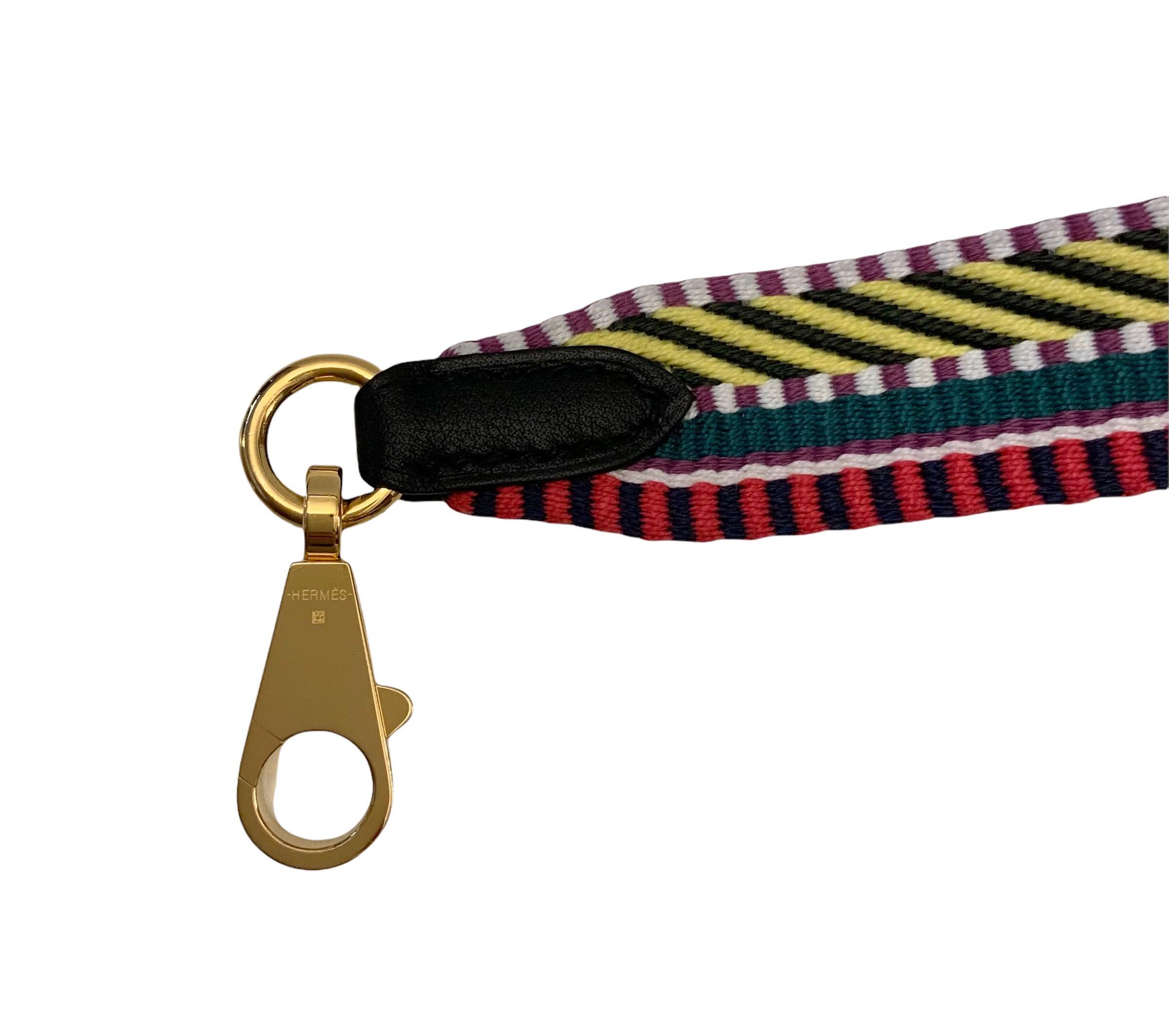 Beautiful long bag strap in multicolor Cavale canvas and black Swift calfskin with goldtone metal hardware and snap hook.

Material: Canvas and Swift Calfskin leather
Hardware: Goldtone metal
Color: multicolor and black
Condition: very good
Comes