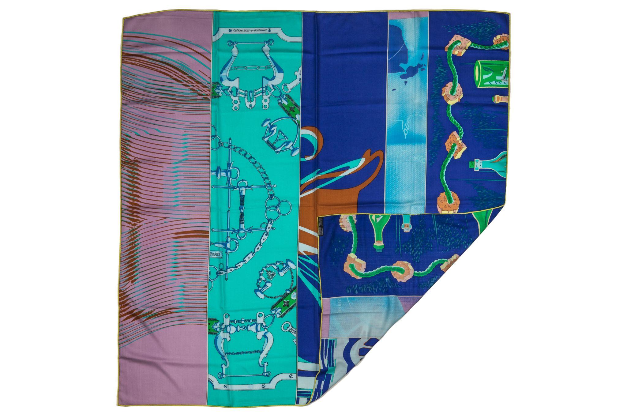 Hermès Châle en soie cachemire multicolore avec quatre motifs différents. Petites taches, voir les photos. Bords roulés à la main.