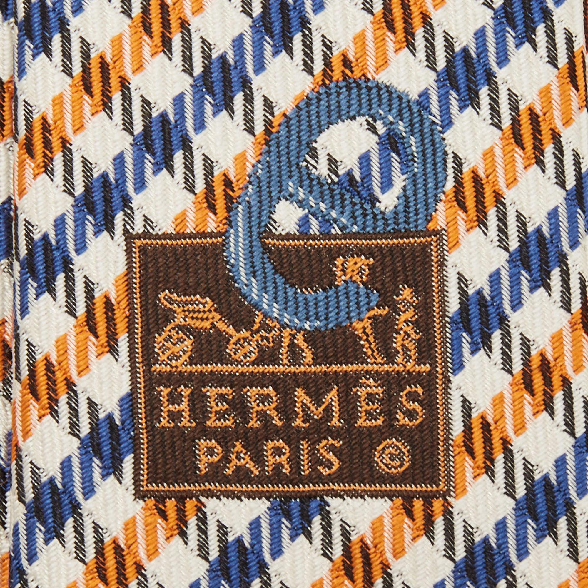 This Hermès tie is a perfect formal accessory with a sharp and modern appeal. Made from luxurious materials, it features intricate patterns, and the brand label is neatly stitched at the back. It is sure to add oodles of style to your