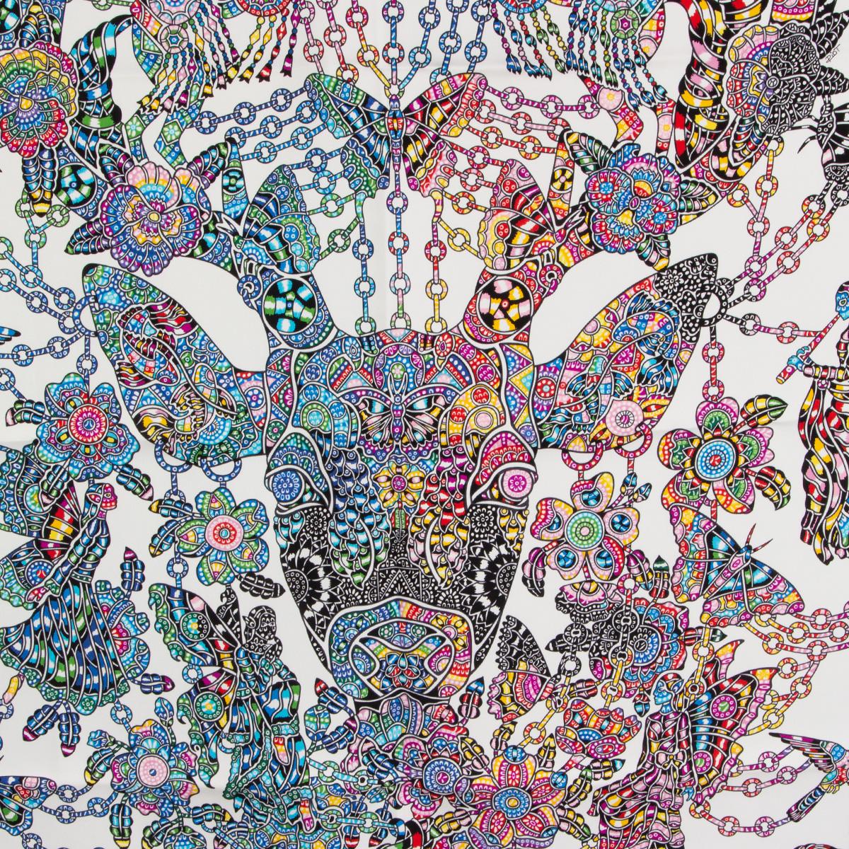 100% echter Hermès-Schal La Legende De La Foret 90 von Emeline Piot aus blauer und weißer Seide (100%) mit Details in Grün:: Gelb:: Magenta:: Rosa:: Rot:: Violett:: Schwarz und Hellblau. Brandneu. 

Die Linie von Émeline Piot:: die an
