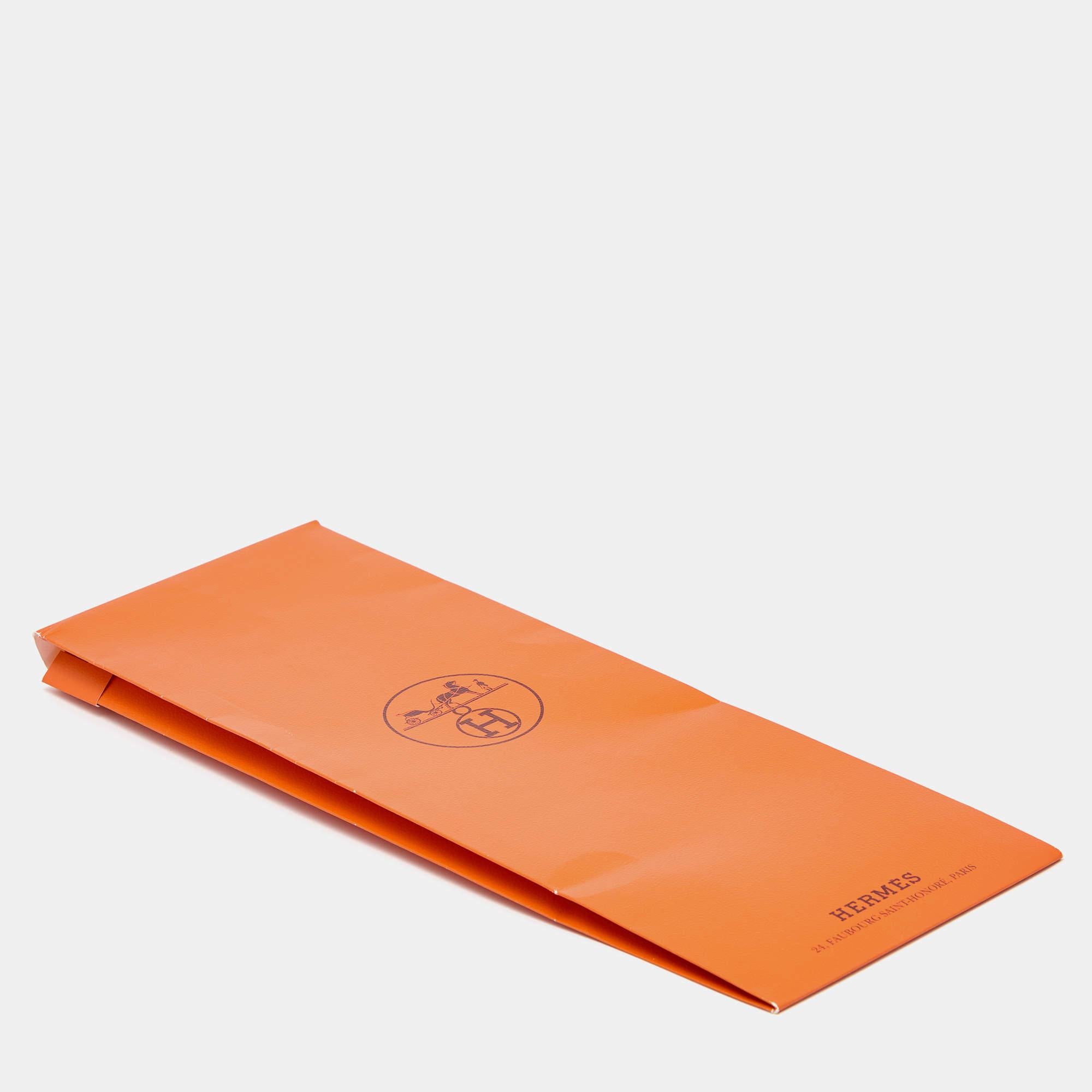 Accessoire essentiel d'Hermès, les foulards de la marque sont aussi emblématiques que n'importe quelle autre création de la marque et font partie des favoris des collectionneurs. Cette version est soigneusement coupée dans une soie luxueuse et