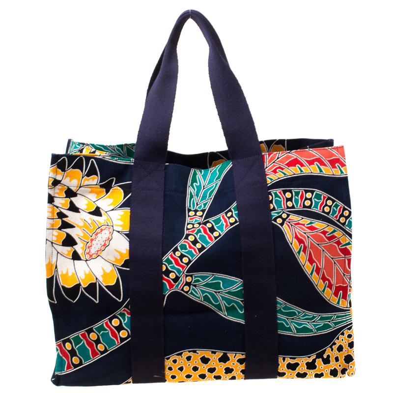 Hermes products are not only a symbol of style but also reliability. This handy Maxi Savana Dance beach tote is crafted from beautifully printed canvas and comes with dual handles. The interior is spacious enough to hold all your beach essentials.