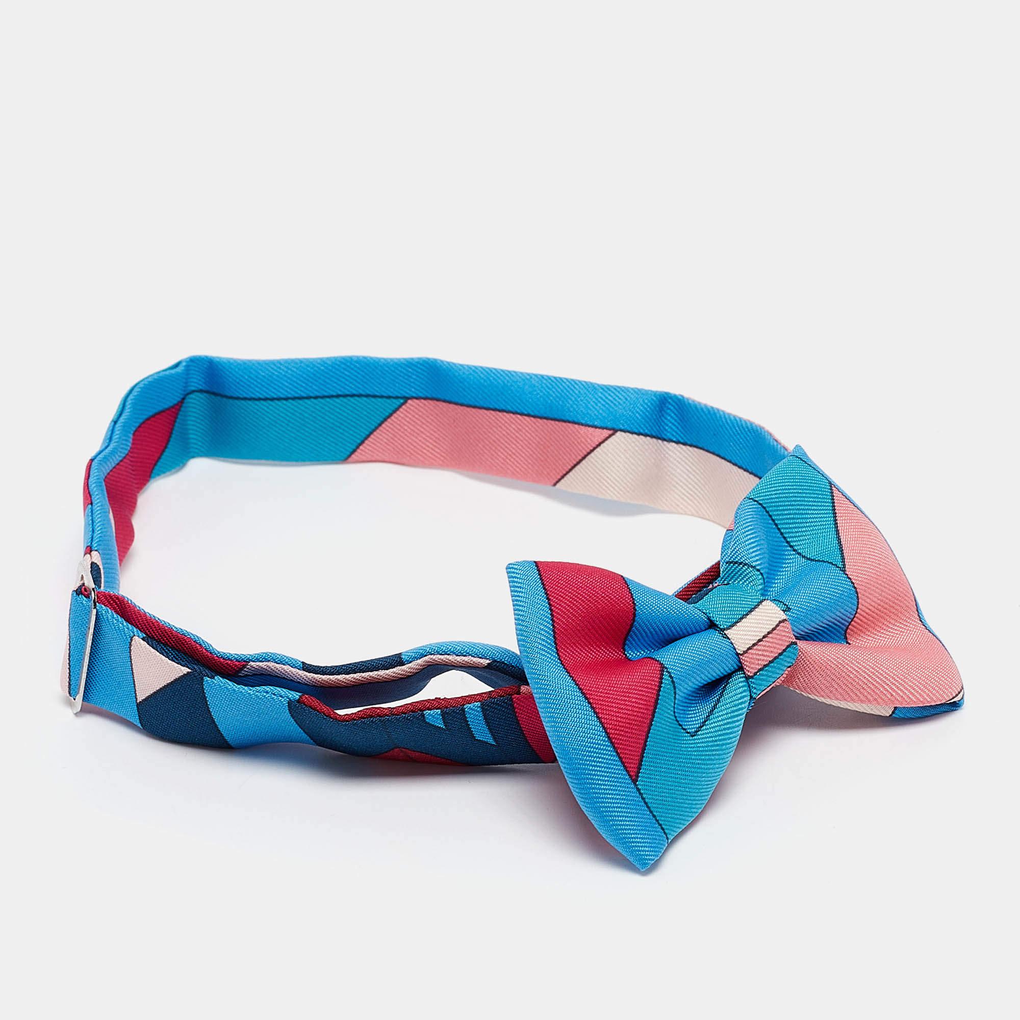 Ce nœud papillon en soie imprimée multicolore Hermes présente un mélange de teintes vibrantes et de motifs complexes  en soie luxueuse pour un effet de douceur  Finition élégante. Idéal pour ajouter une touche de raffinement à une tenue de soirée 