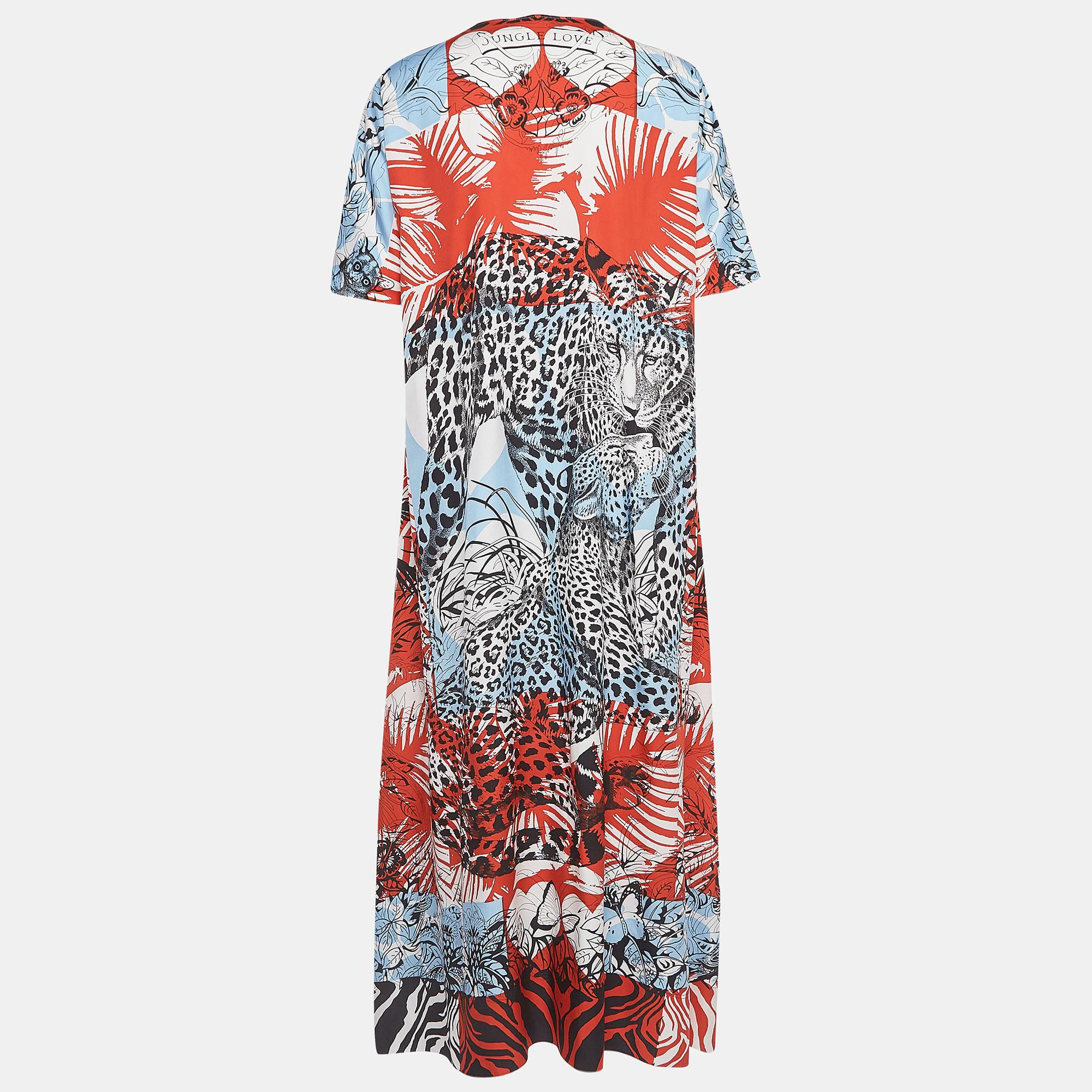The free-flowing silhouette of the Hermès kaftan exhibits the label's flawless tailoring. It is stitched using quality materials, has intricate patterns, and can be easily styled with chic accessories, open-toe sandals, and sling bags.

