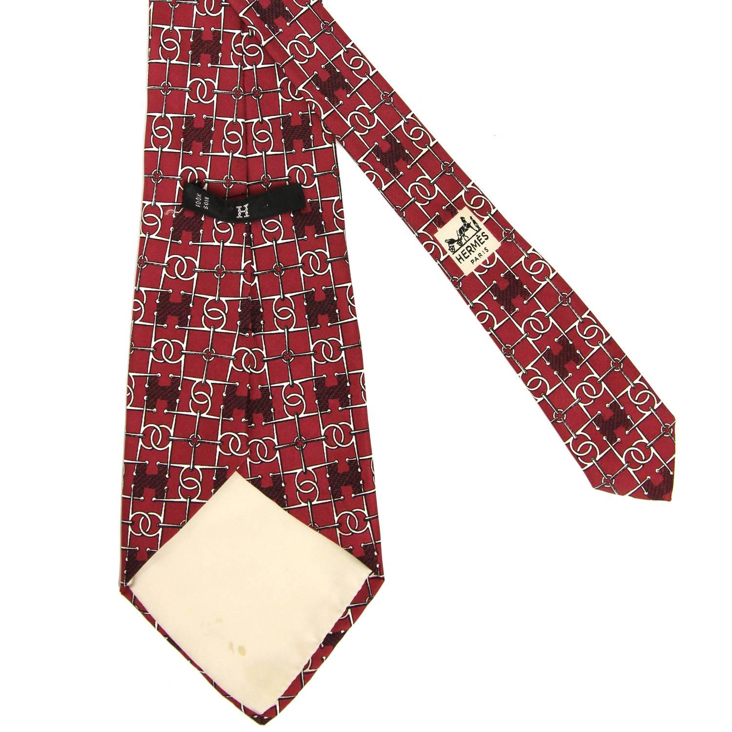 A.N.G.E.L.O. Vintage - Italy

Elegant Hermès 100% silk printed tie in bordeaux and white H all over pattern. The item is vintage, it was produced in the 1970s and is in very good conditions, it only shows a little stain on the back. Width: 10
