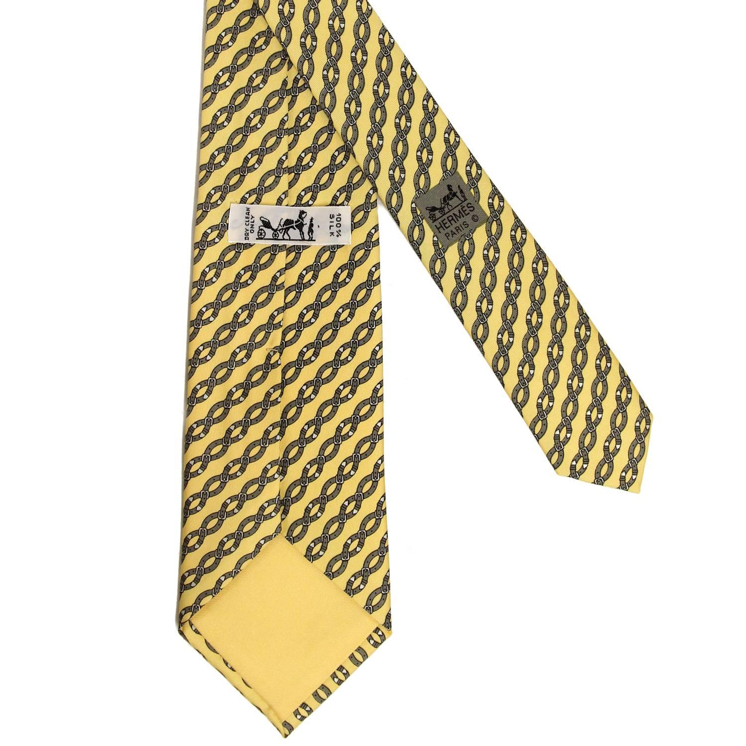 A.N.G.E.L.O. Vintage - Italy

Lively Hermès 100% silk printed tie in yellow and grey belts pattern. The item is vintage, it was produced in the 1990s and is in excellent conditions, flawless. Width: 8
