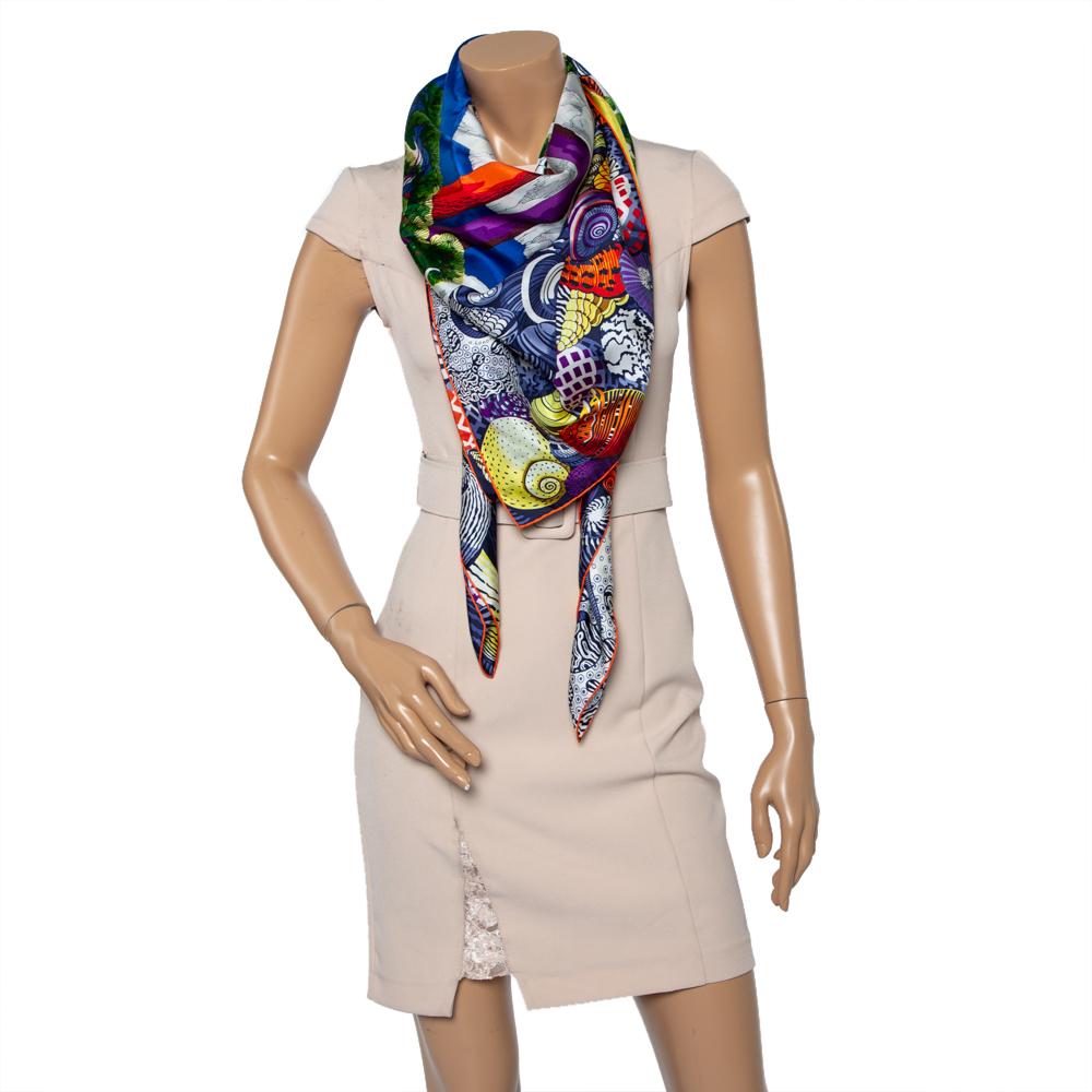 Brimming with class and luxury, Hermés brings you this elegant scarf made from wool in many shades. It features the Maison's Sieste au Paradis print designed by artist Aline Honoré throughout.

Includes: Price Tag
