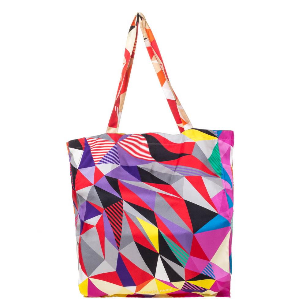 Get this versatile Petit H shopping bag by Hermès for yourself and head out in style. Everything ranging from the attractive design to the lush silk body of this bag is just impeccable. Make a wonderful appearance by adorning this lovely bag,