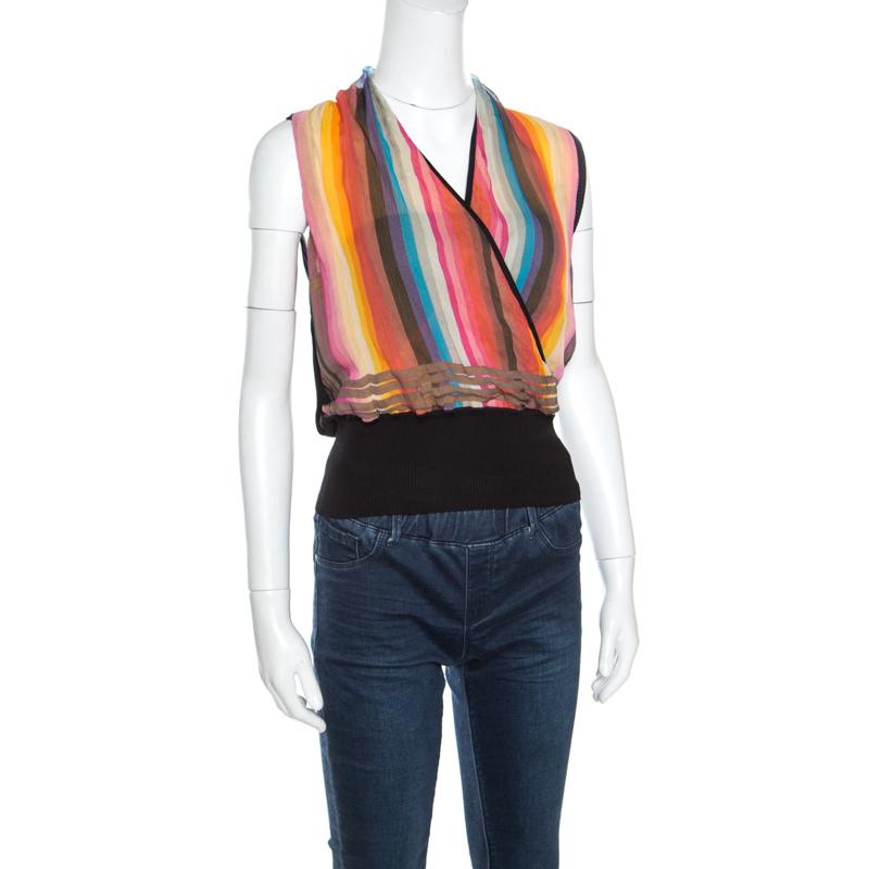 The multicoloured wrapped bodice accentuates against the ribbed, black hem and lends this sleeveless top from Hermes a quirky, fun creation. It comes crafted from silk and features a striped pattern on the front. We like this pretty top with a pair