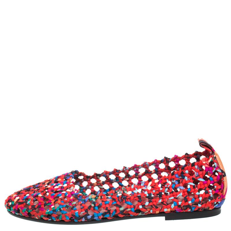 These magnificent ballet flats from Hermes are designed to complement your entire outfit. Crafted in Italy, they are made from luxurious silk. They flaunt lovely multicolored hues and feature a woven pattern throughout. These are styled with round