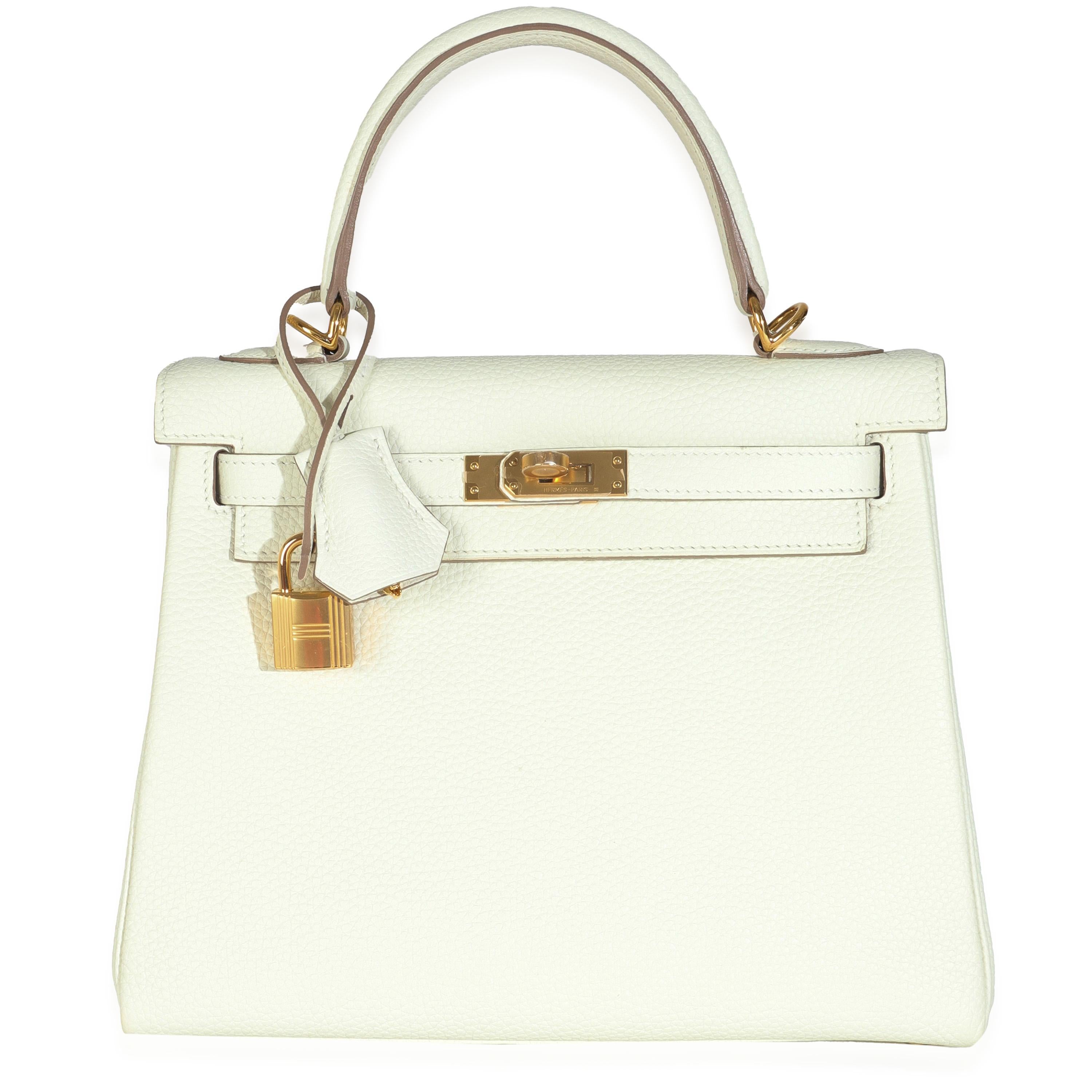 Hermès Pilz Togo Retourne Kelly 25 GHW
SKU: M147226

Beschreibung des Zustands: Die 1977 offiziell umbenannte Kelly Tote Bag von Hermès hieß ursprünglich Sac à Dépêches (was so viel wie 