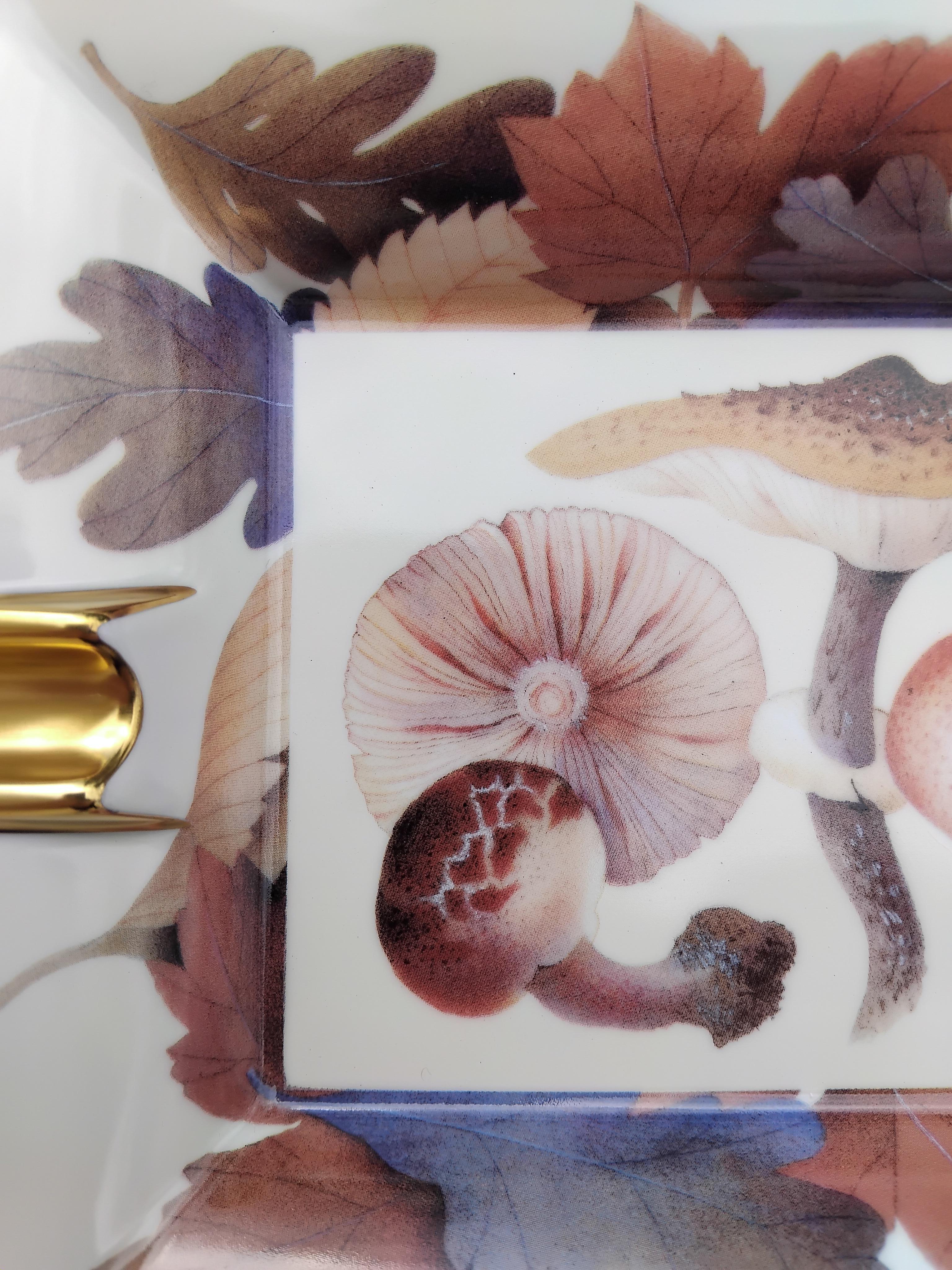 Seltener und schöner authentischer Hermès Aschenbecher

Drucken: Pilze, Blätter in Herbstfarben

Hergestellt in Frankreich

Vintage By

Aus Porzellan, Ränder und Kerben von Hand mit Feingold bemalt

Boden mit beigem Wildleder überzogen, 