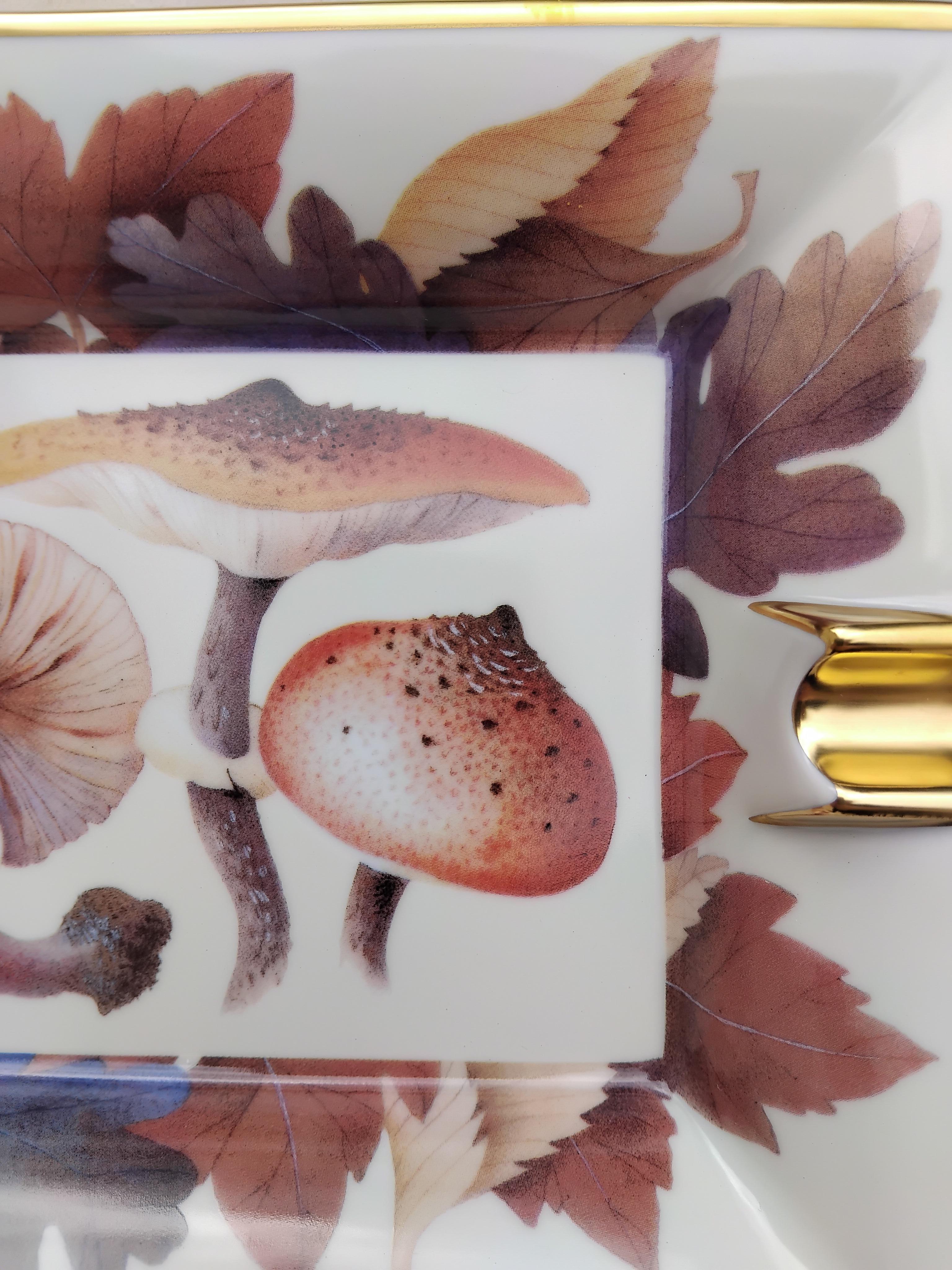 Hermès Pilze Herbst Print Zigarren Aschenbecher ändern Tablett Porzellan Gold für Damen oder Herren im Angebot