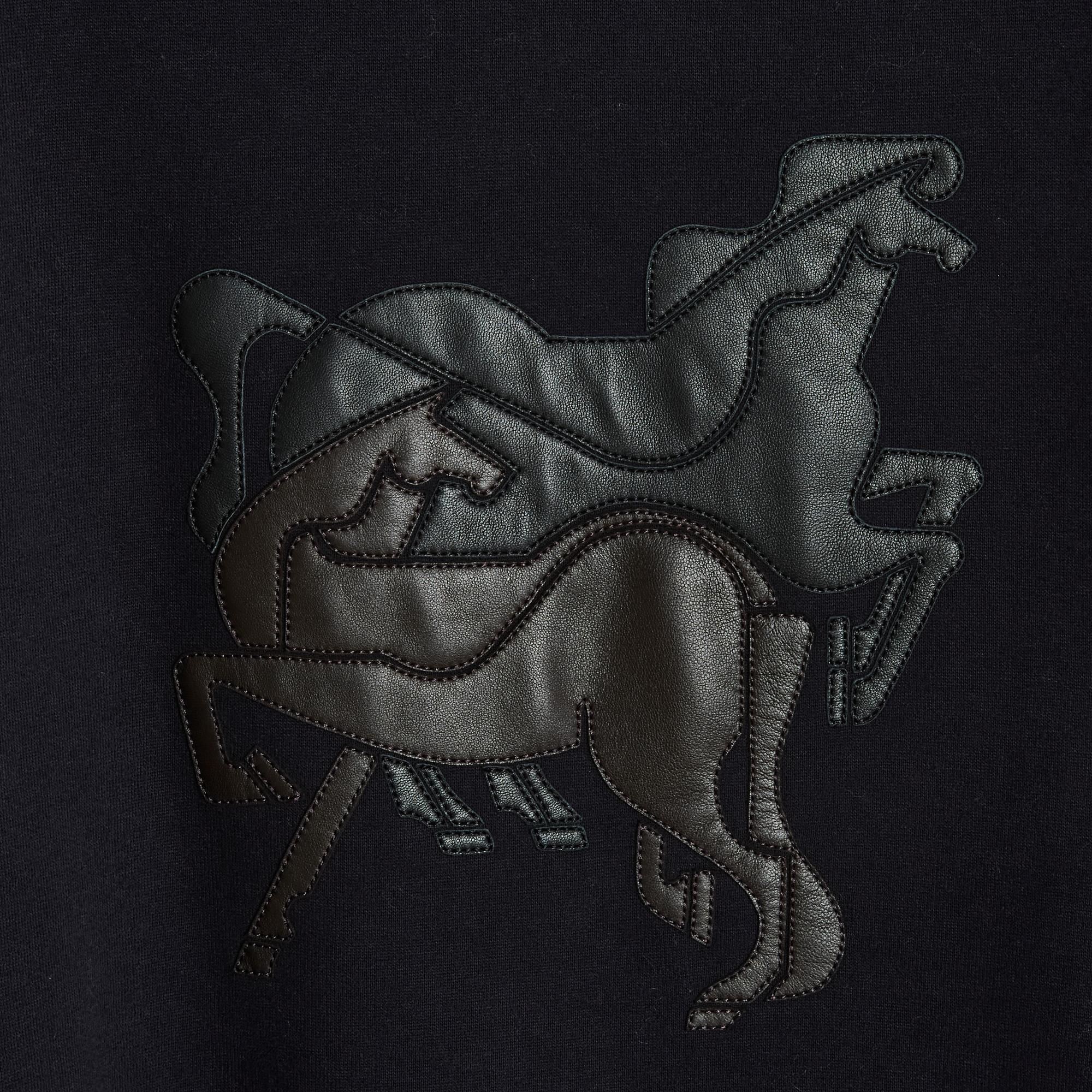 Hermès sweatshirt in black cotton fleece decorated with a horse motif in black and brown leather, round neck, long sleeves. Size S (for a man or M for a woman): shoulders 43 cm, chest 53 cm, length 70 cm, sleeves 58 cm. The black fleece is very