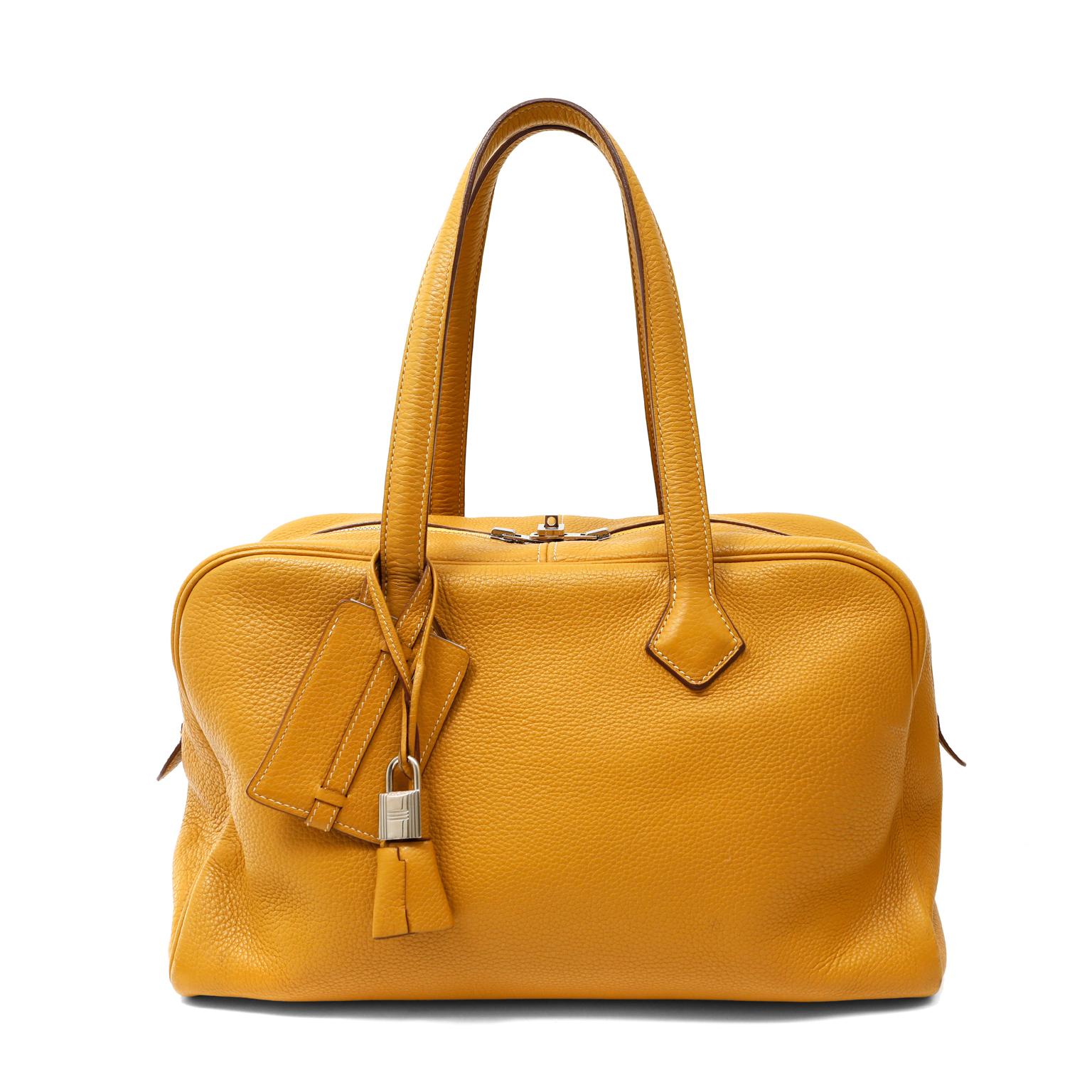 Orange Sac Hermès modèle Victoria II en cuir clémence moutarde 35 cm  en vente