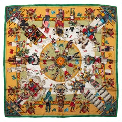 Hermès - Foulard en soie Kachinas moutarde